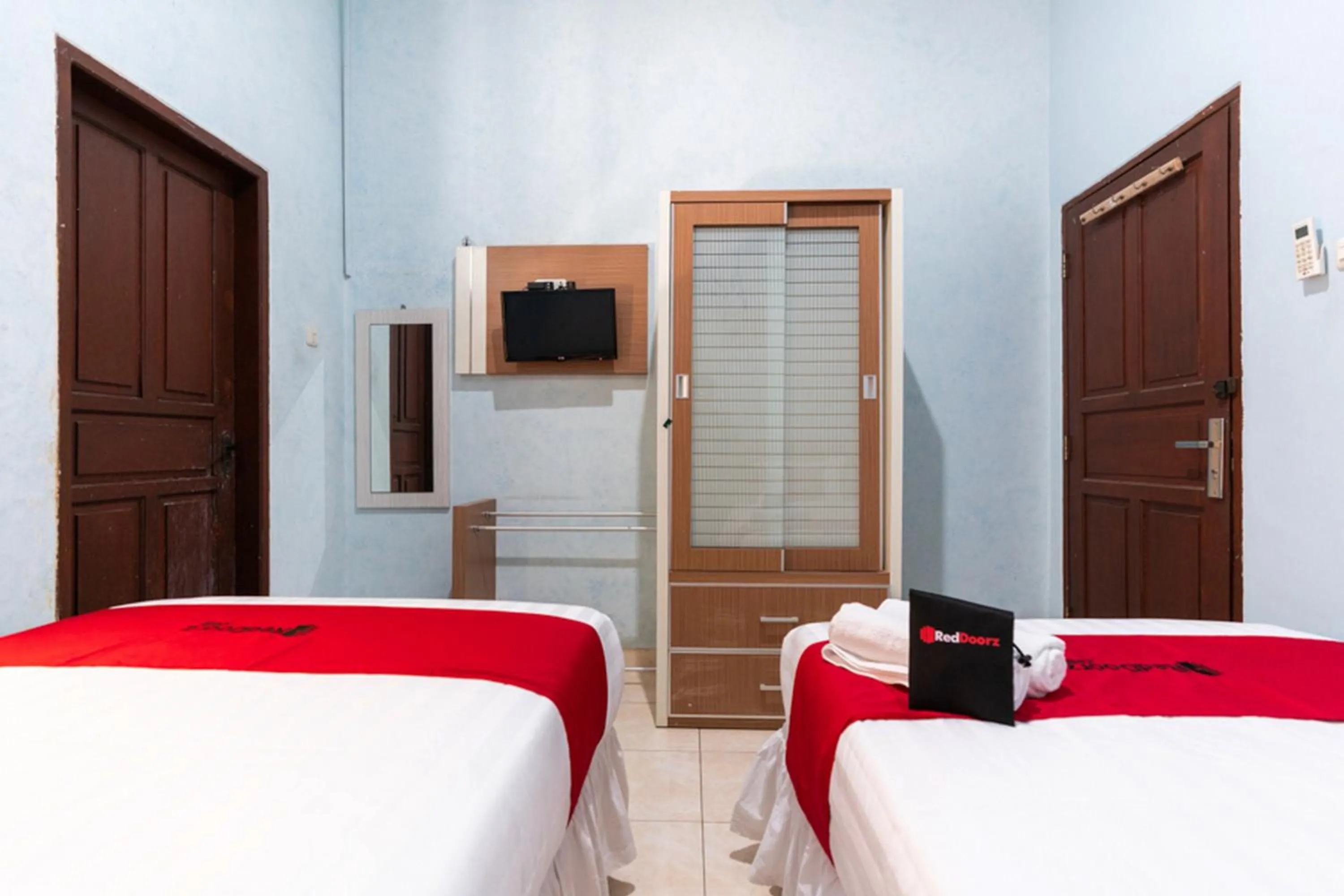 Bedroom, Bed in RedDoorz @ Pengayoman Panakkukang 3