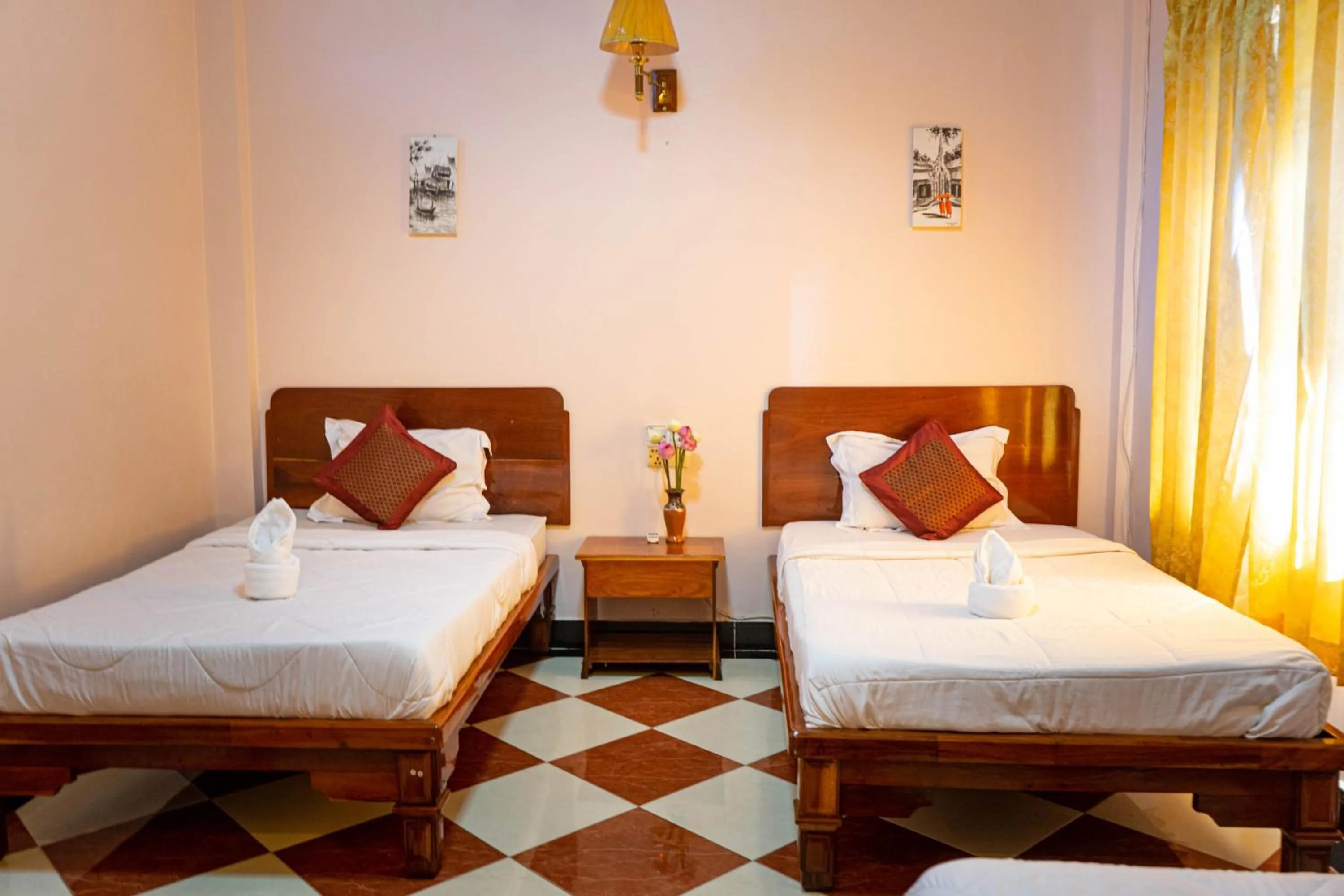 Bed in Nawin Palace Guesthouse