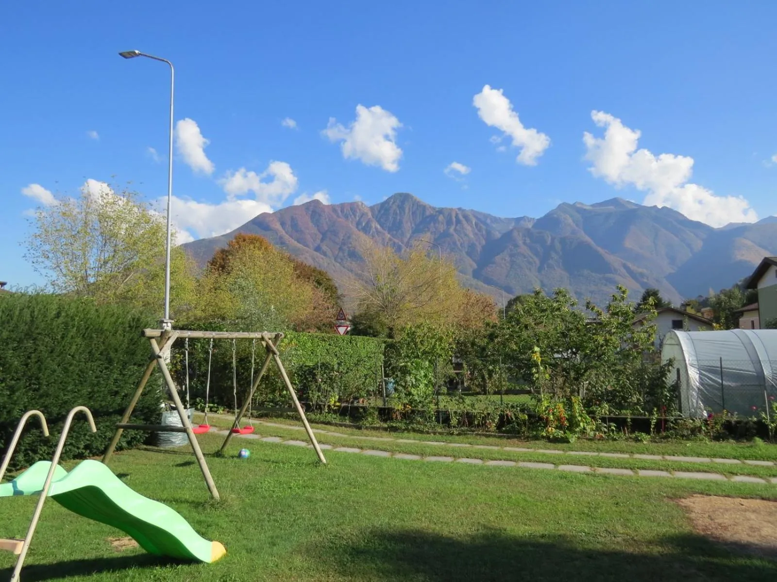Children play ground in CASA AZZURRA Domodossola FREE PARKING