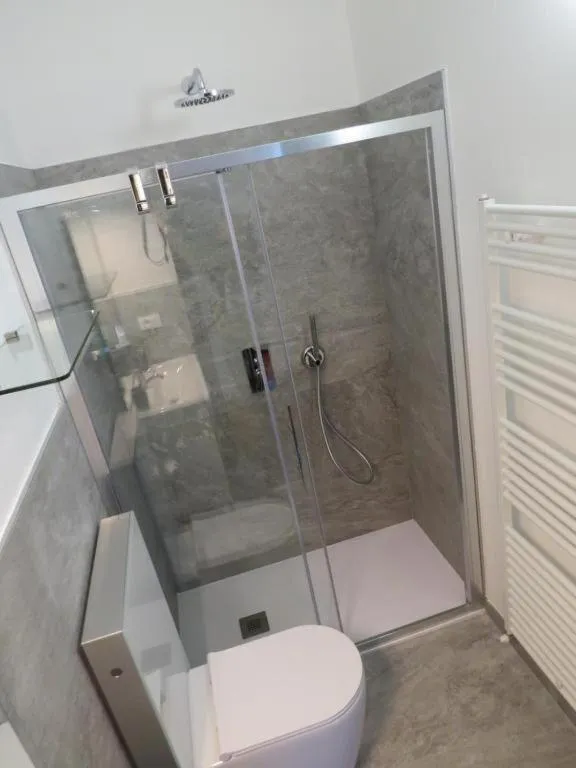 Shower in CASA AZZURRA Domodossola FREE PARKING