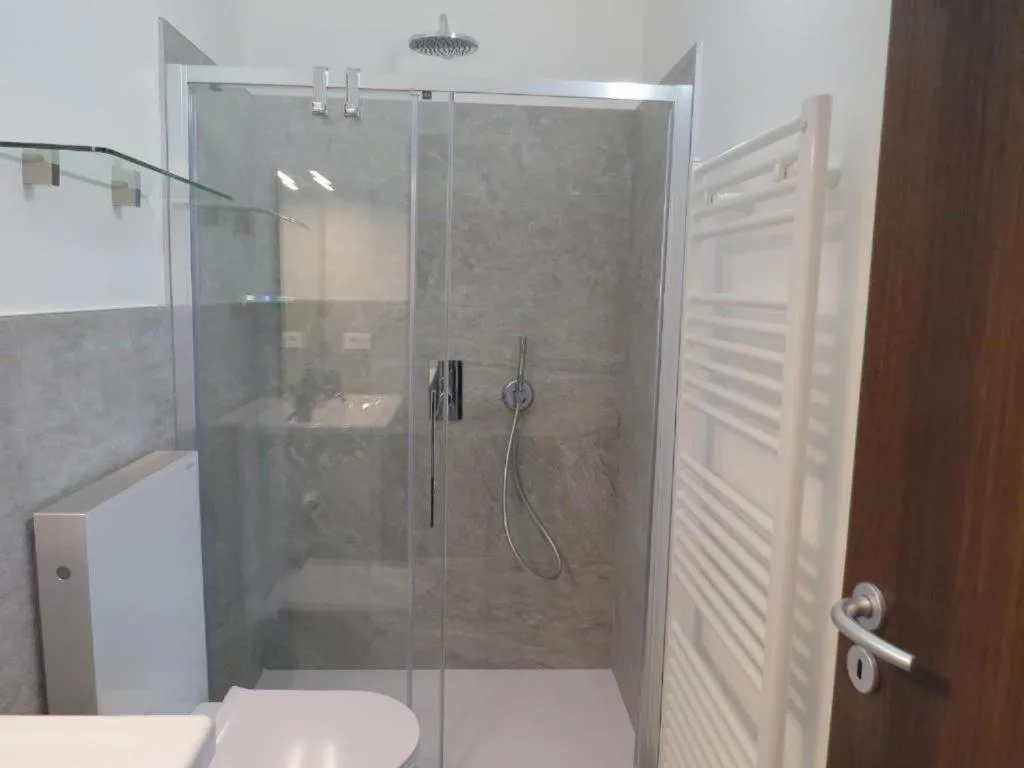 Shower in CASA AZZURRA Domodossola FREE PARKING