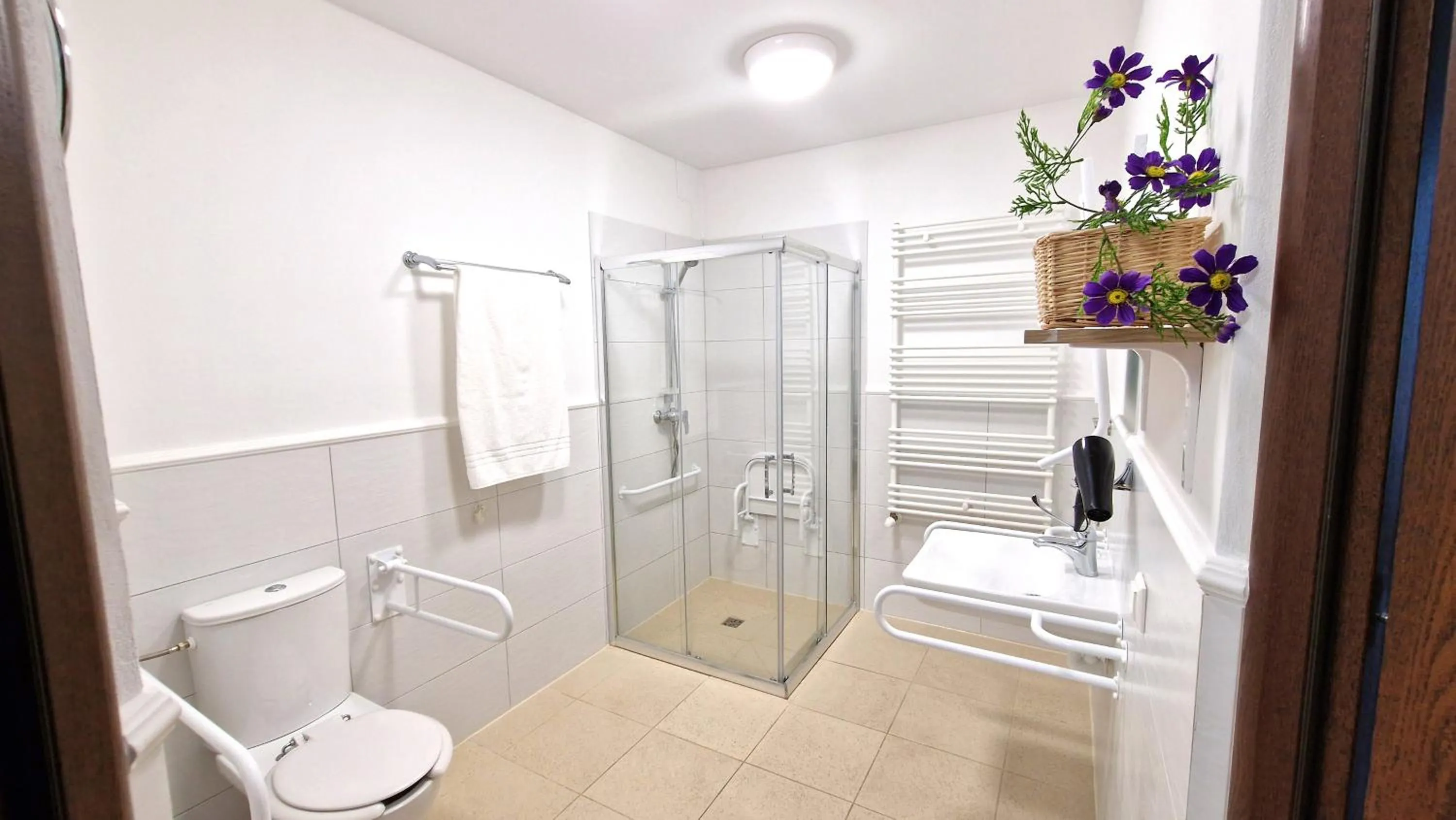 Shower in Petite Charlotta