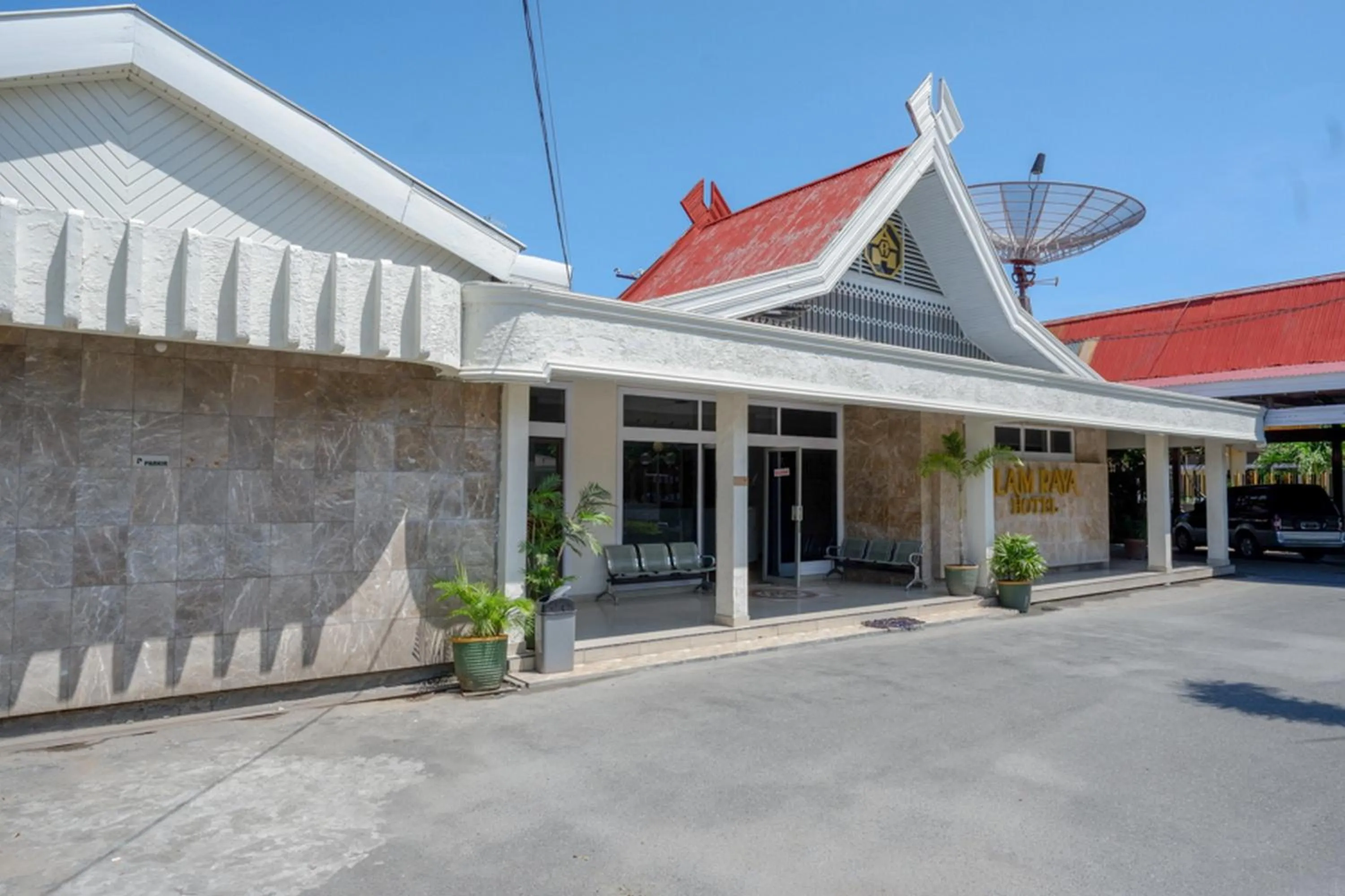 Property logo or sign in RedDoorz Plus Syariah at Alam Raya Hotel