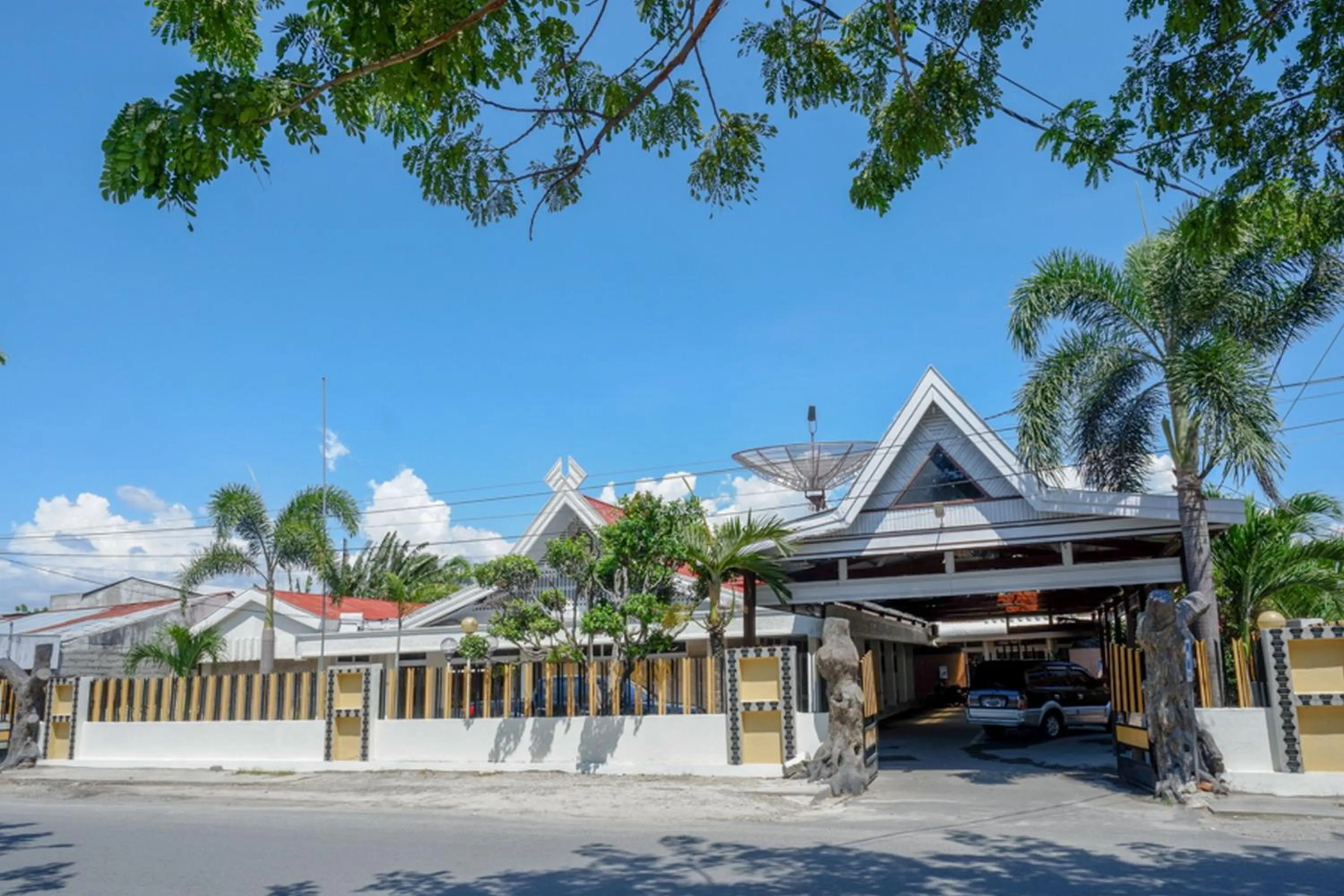 RedDoorz Plus Syariah at Alam Raya Hotel