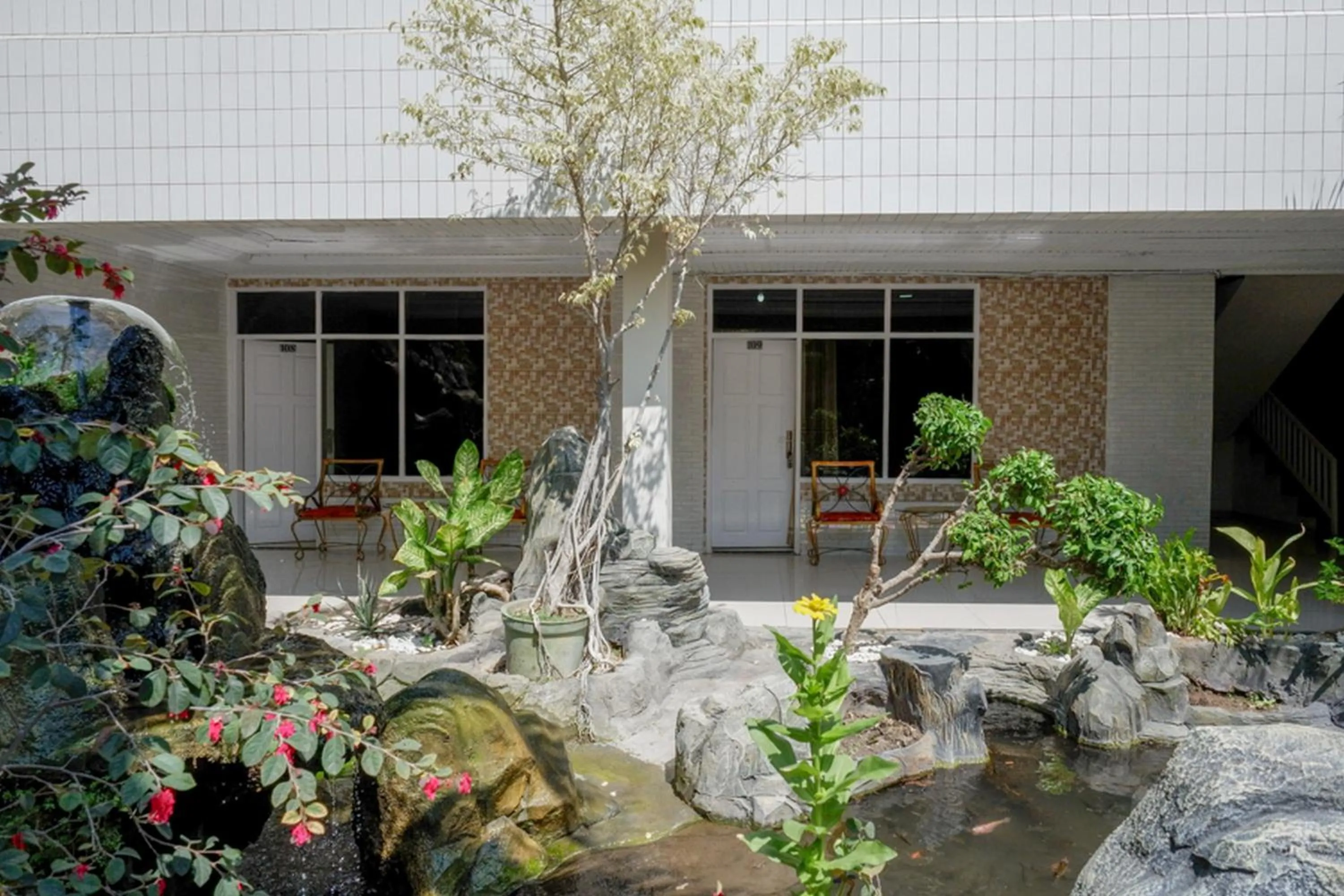 RedDoorz Plus Syariah at Alam Raya Hotel