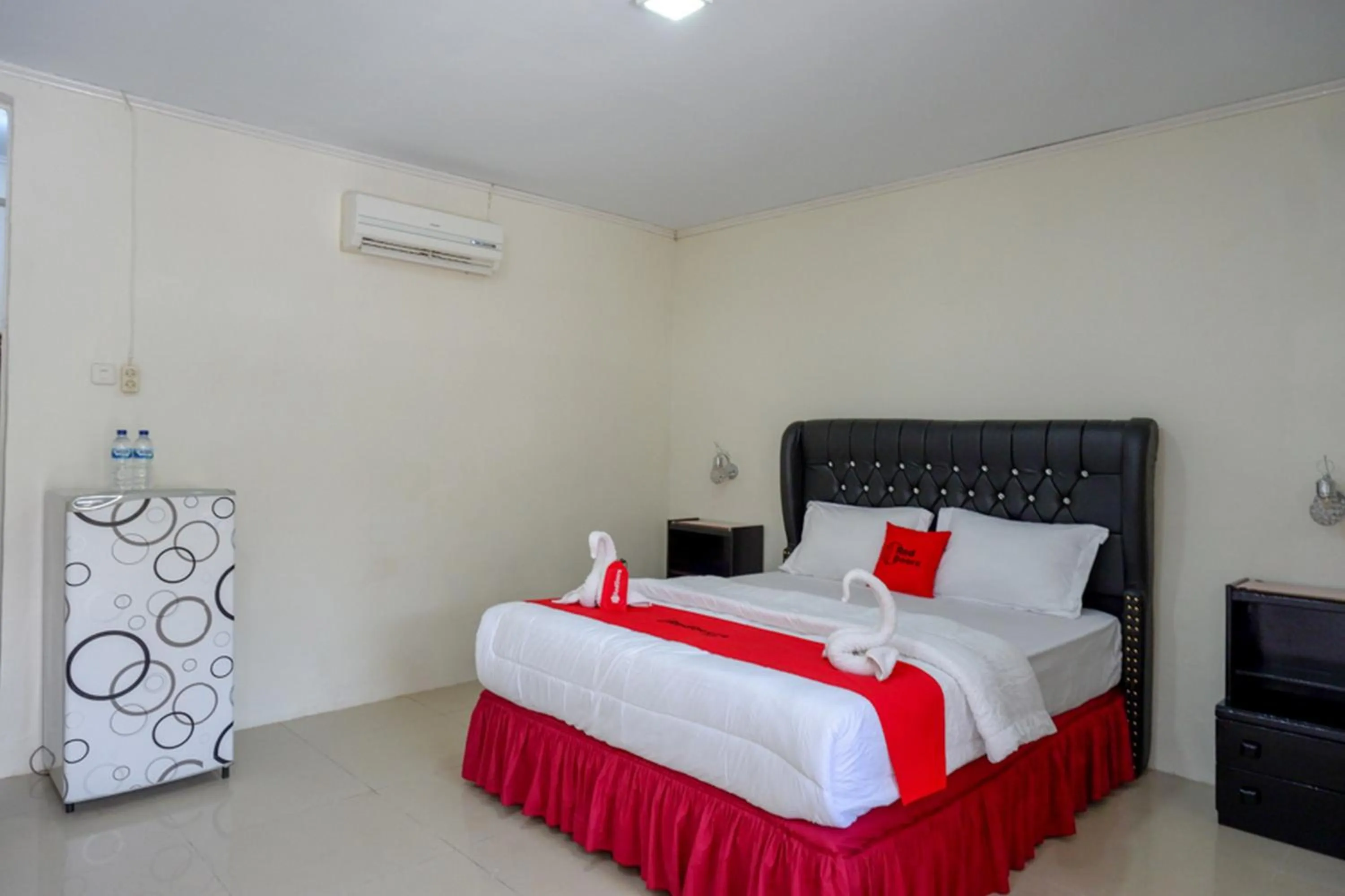 Bedroom in RedDoorz Plus Syariah at Alam Raya Hotel