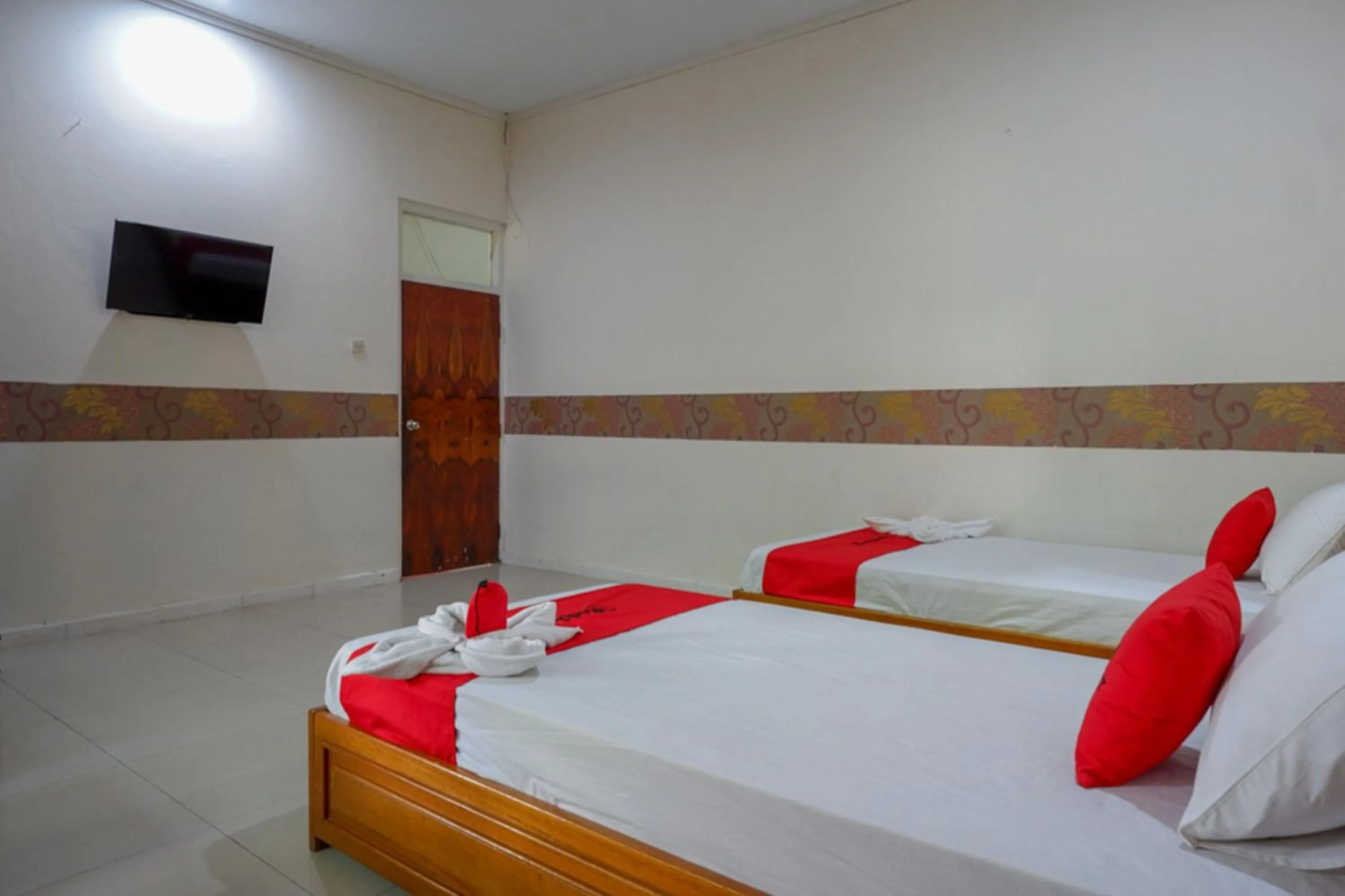 RedDoorz Plus Syariah at Alam Raya Hotel