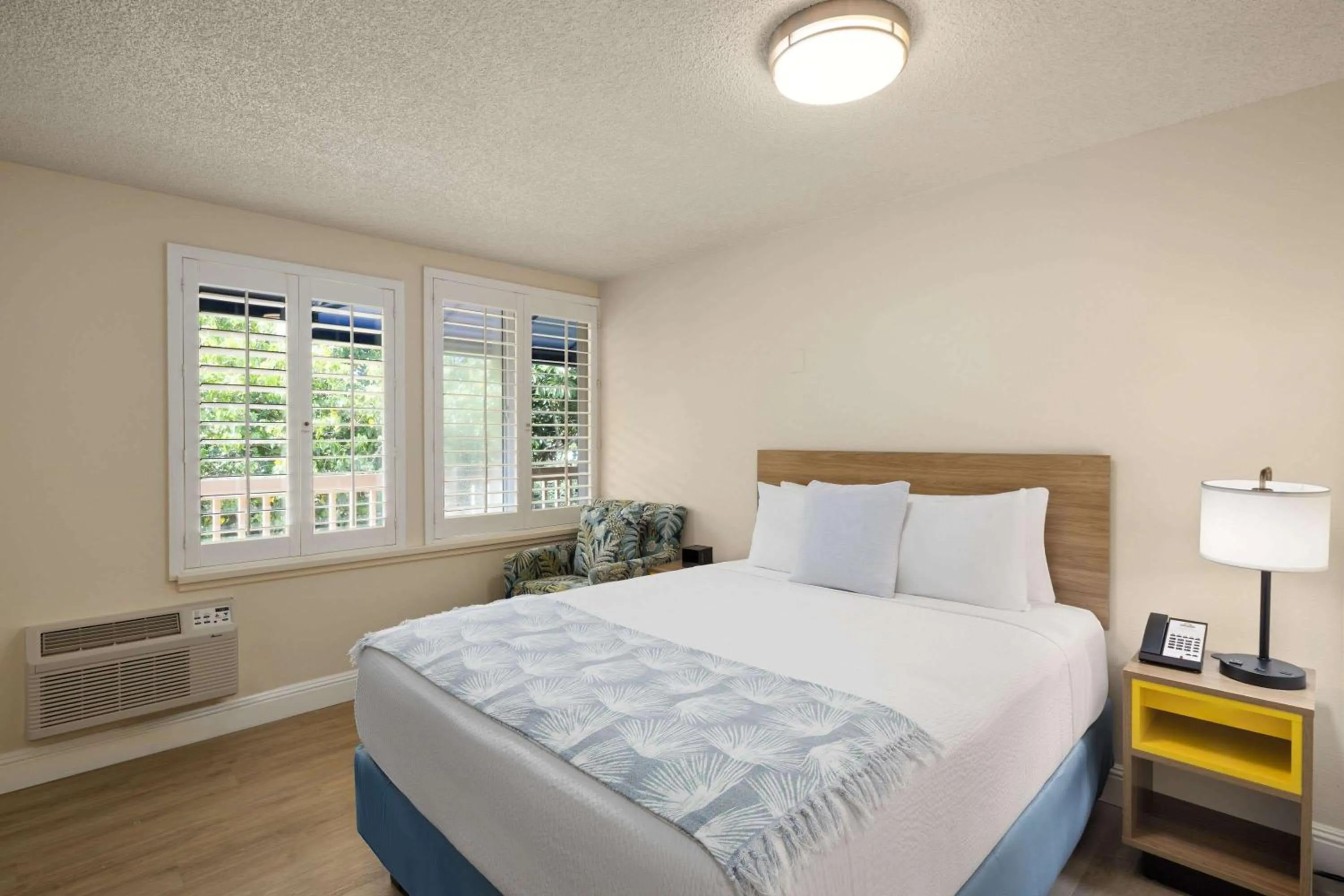 Photo of the whole room, Bed in Days Inn by Wyndham Maui Oceanfront