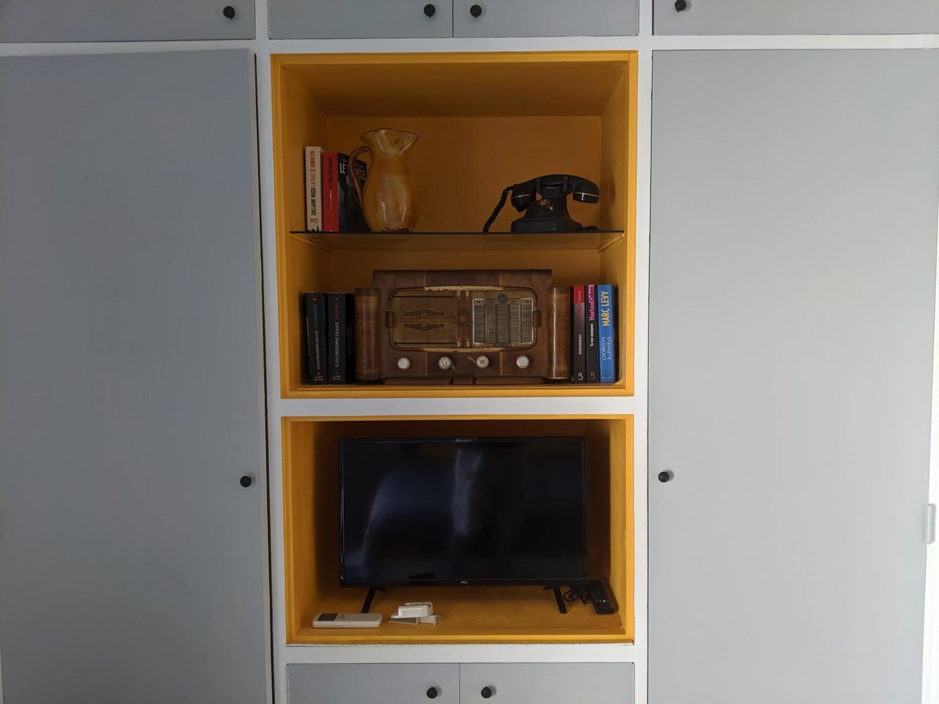 Library in Chambre La Caunette