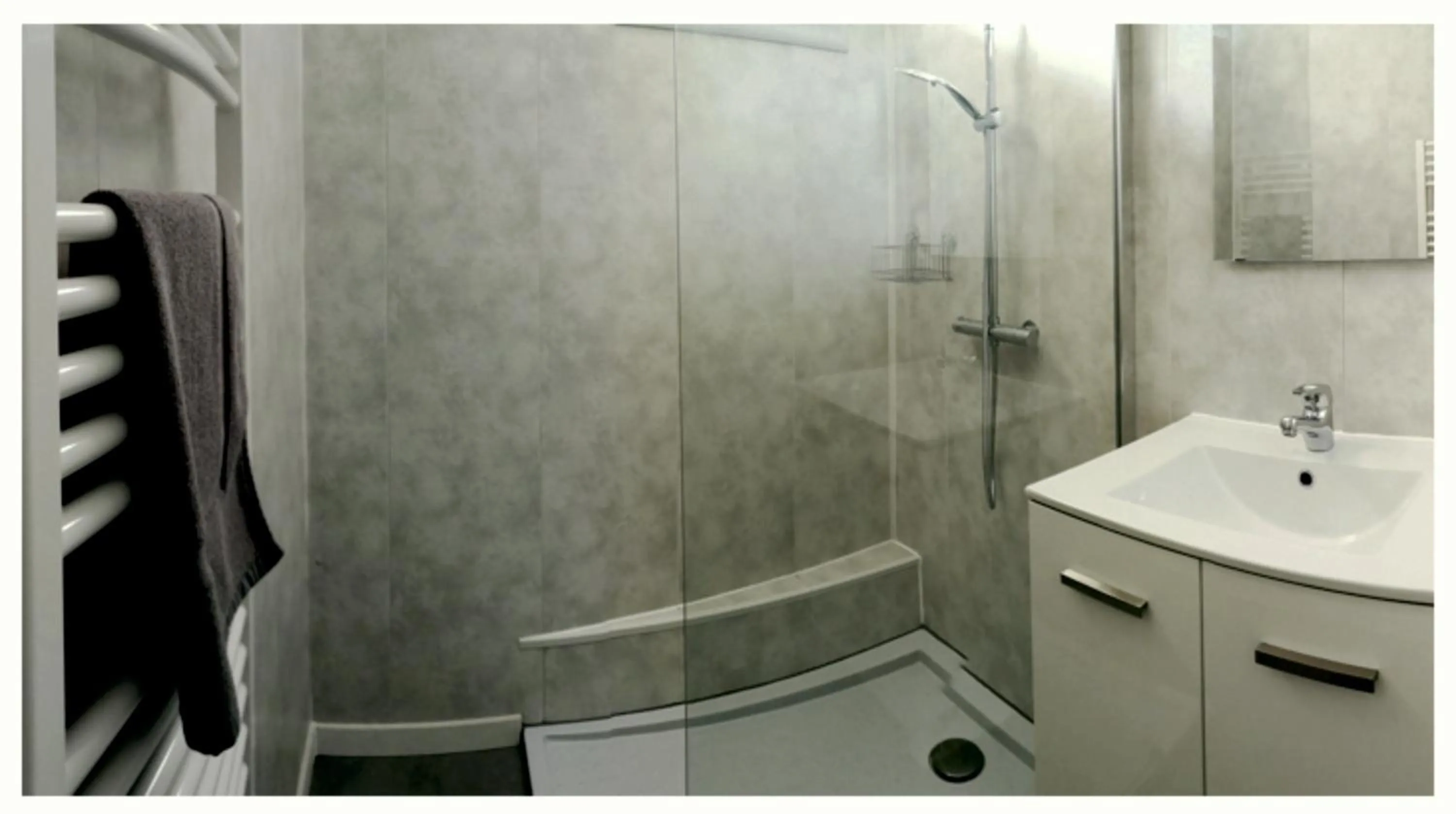 Shower in Chambre La Caunette