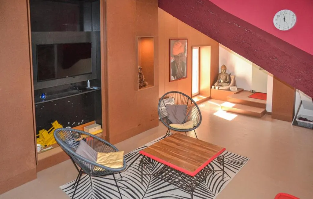 Communal lounge/ TV room in Chambre La Caunette