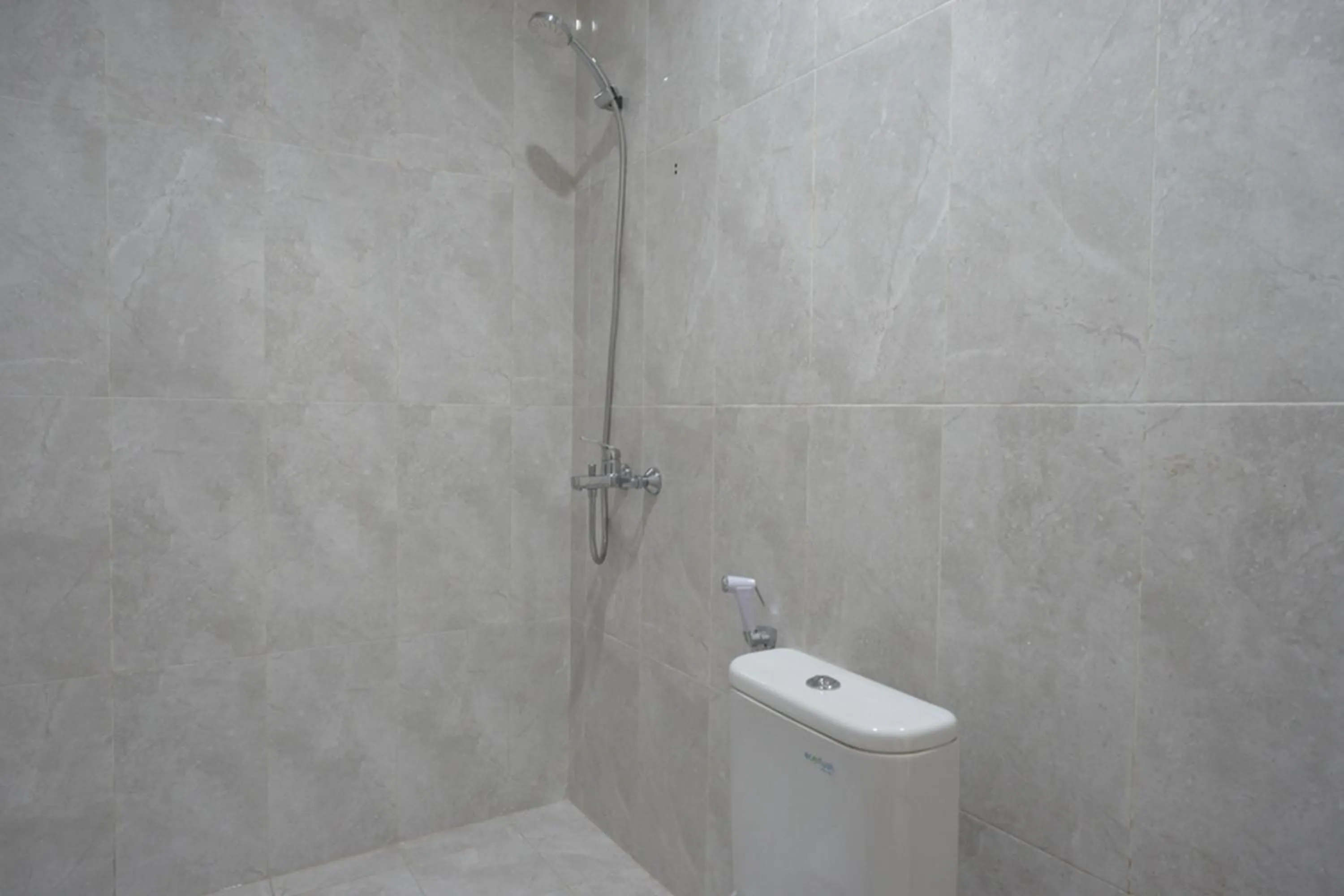 Bathroom in RedDoorz Syariah near Mutiara SIS Al Jufrie Airport Palu 2