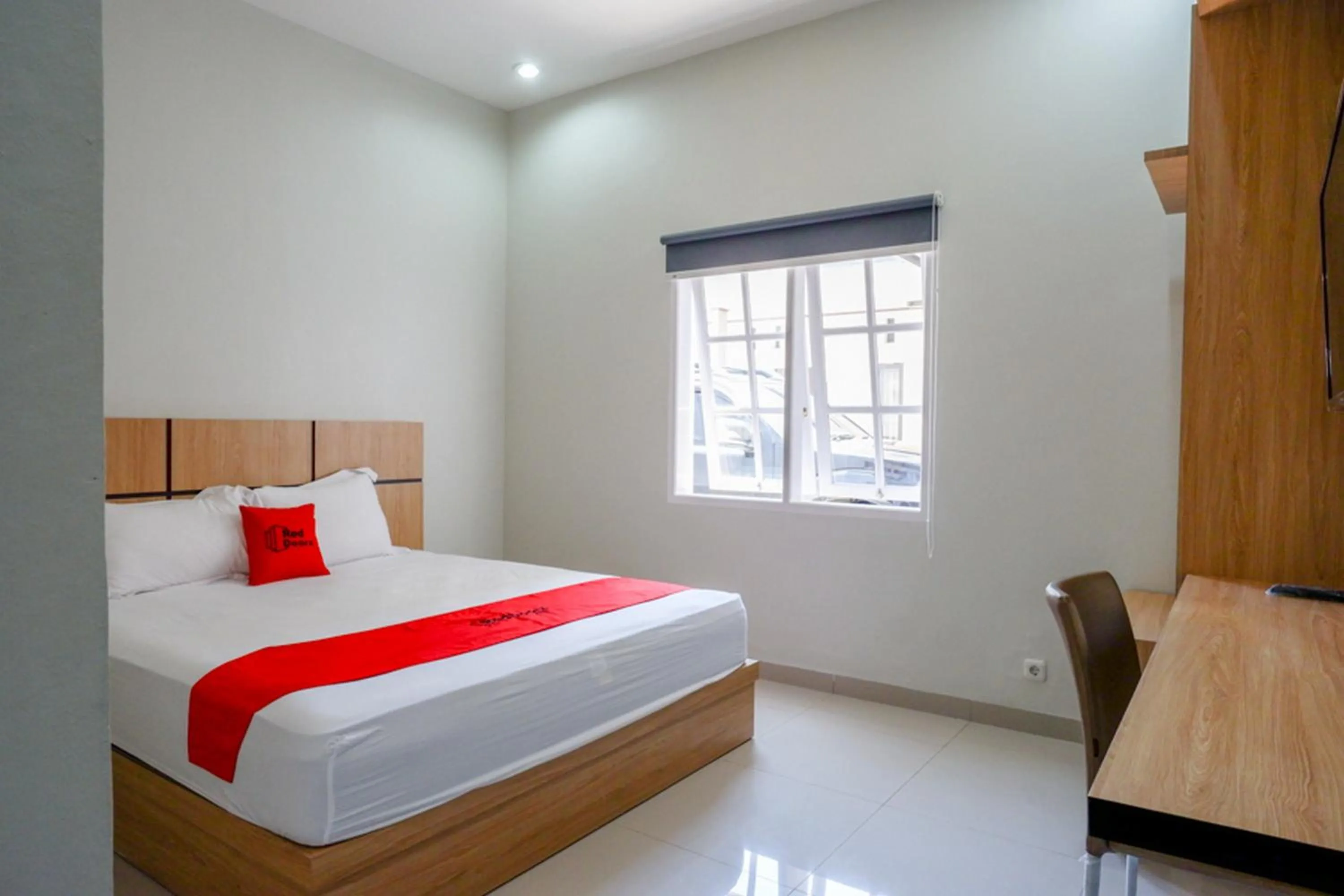 Bed in RedDoorz Syariah near Mutiara SIS Al Jufrie Airport Palu 2