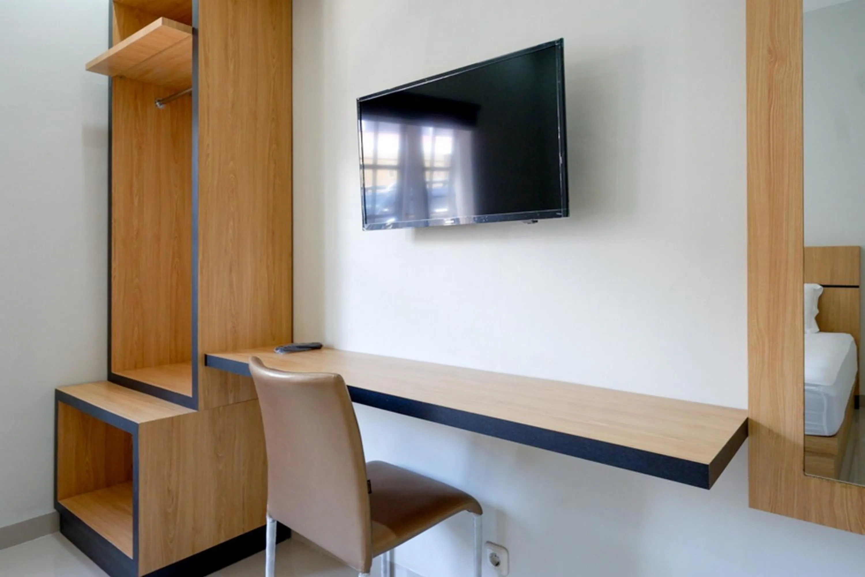 Bedroom in RedDoorz Syariah near Mutiara SIS Al Jufrie Airport Palu 2