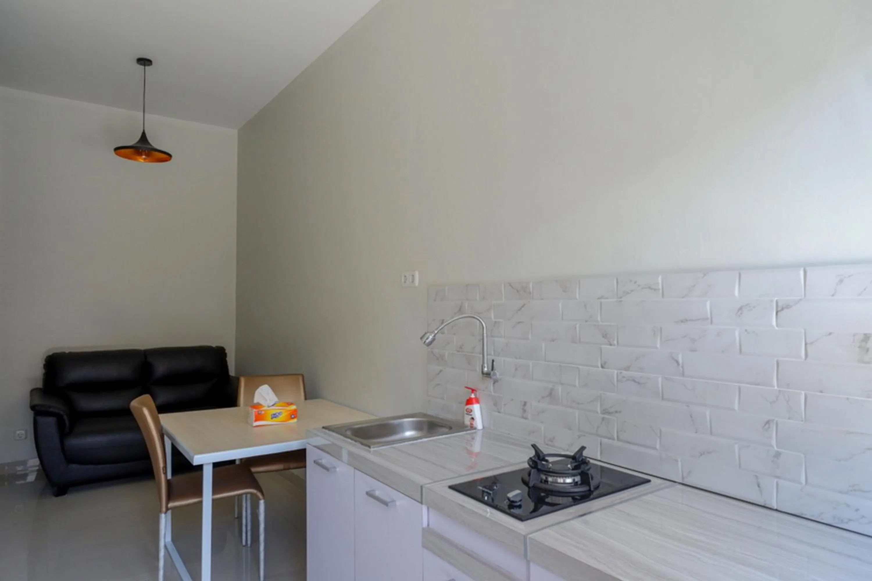 Kitchen or kitchenette in RedDoorz Syariah near Mutiara SIS Al Jufrie Airport Palu 2