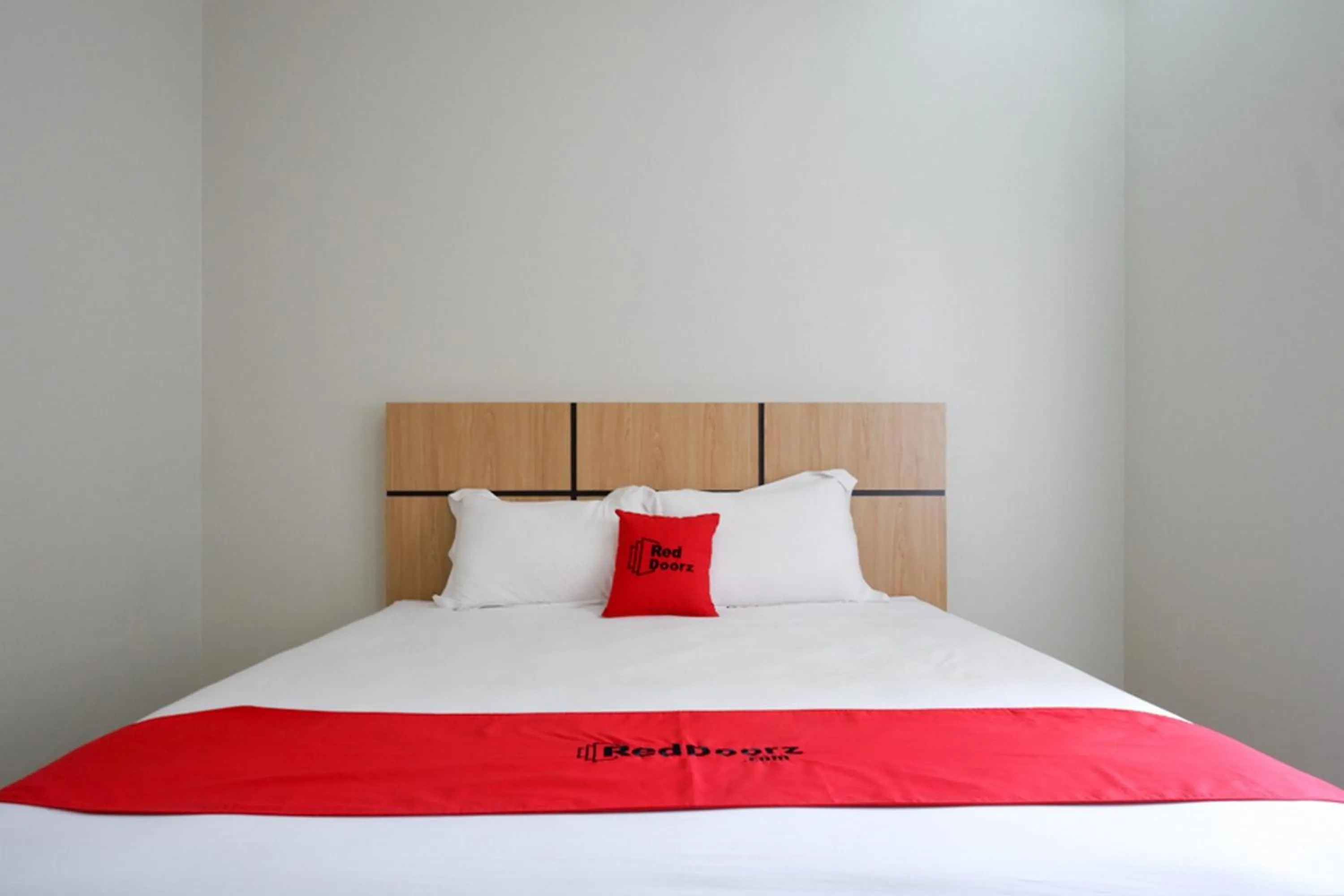 Bed in RedDoorz Syariah near Mutiara SIS Al Jufrie Airport Palu 2