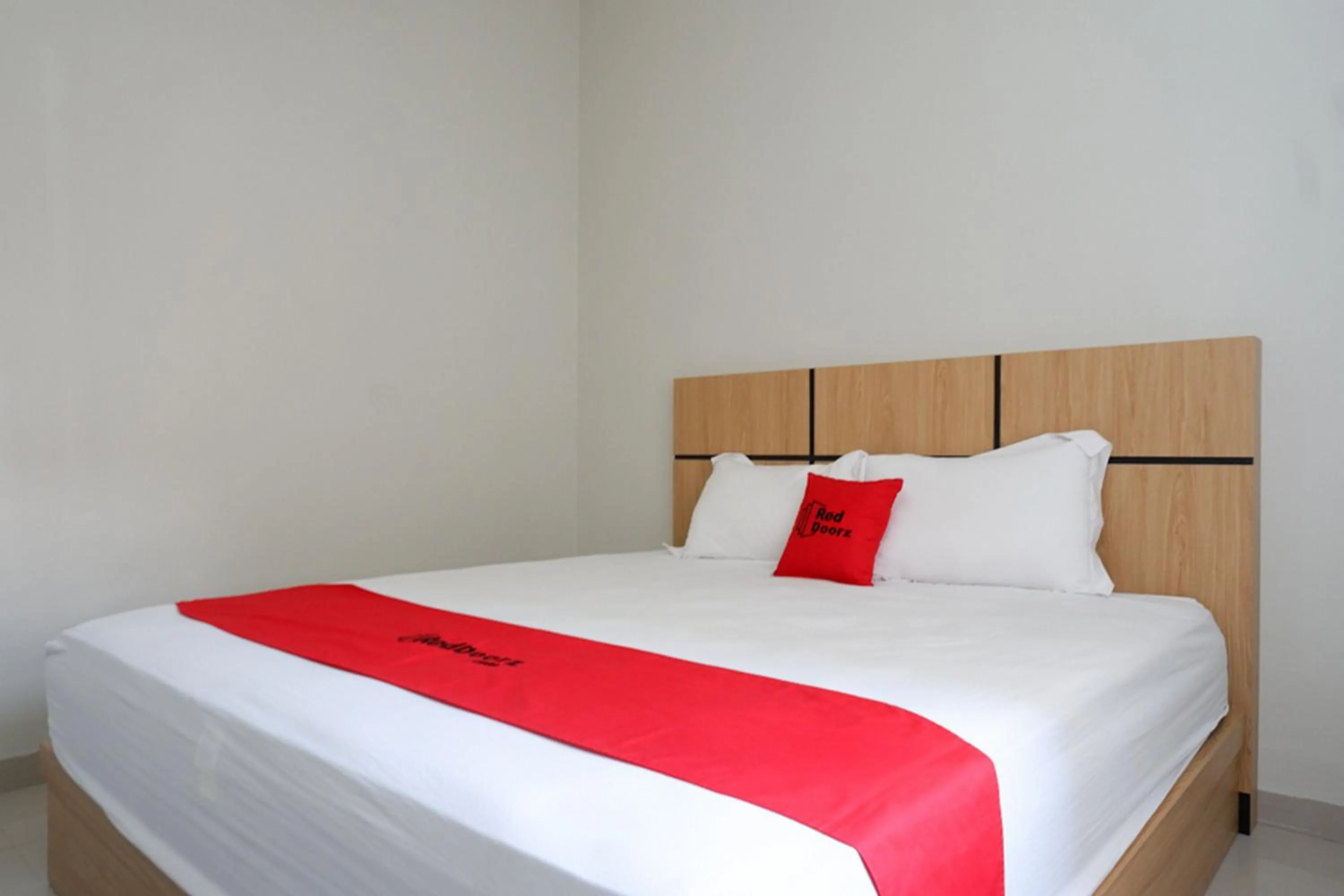 Bed in RedDoorz Syariah near Mutiara SIS Al Jufrie Airport Palu 2