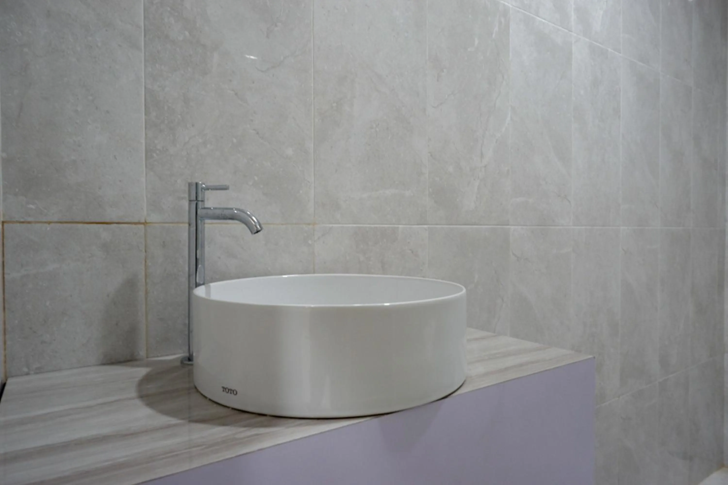 Bathroom in RedDoorz Syariah near Mutiara SIS Al Jufrie Airport Palu 2