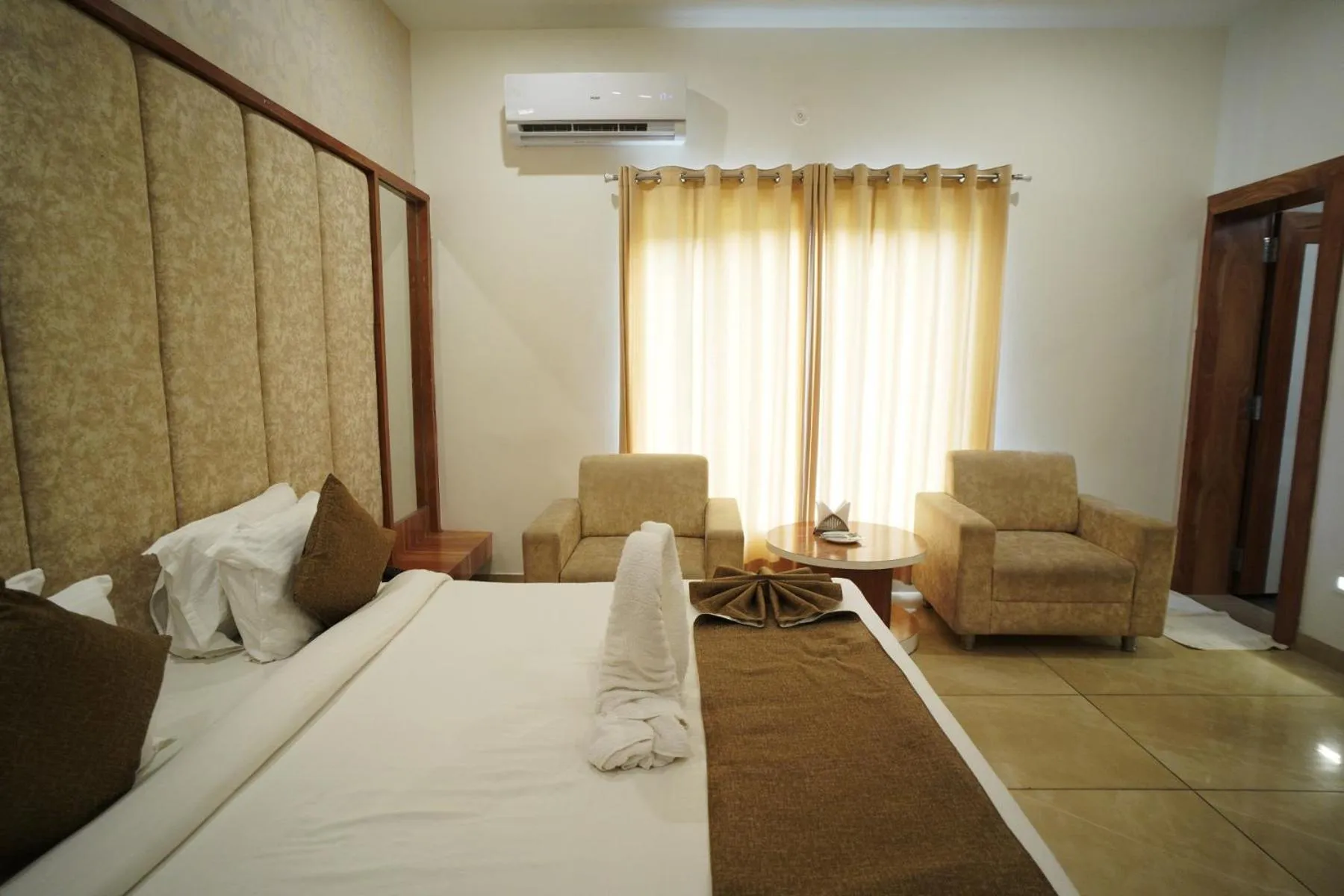 Bed in Amar Bagh Resort