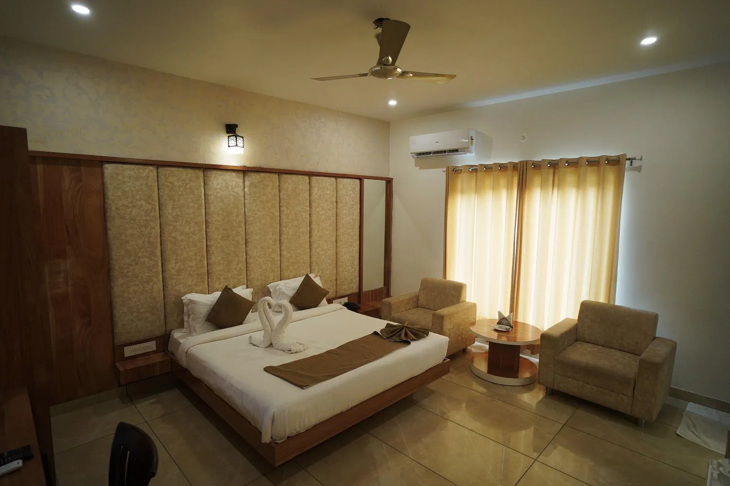 Living room, Bed in Amar Bagh Resort