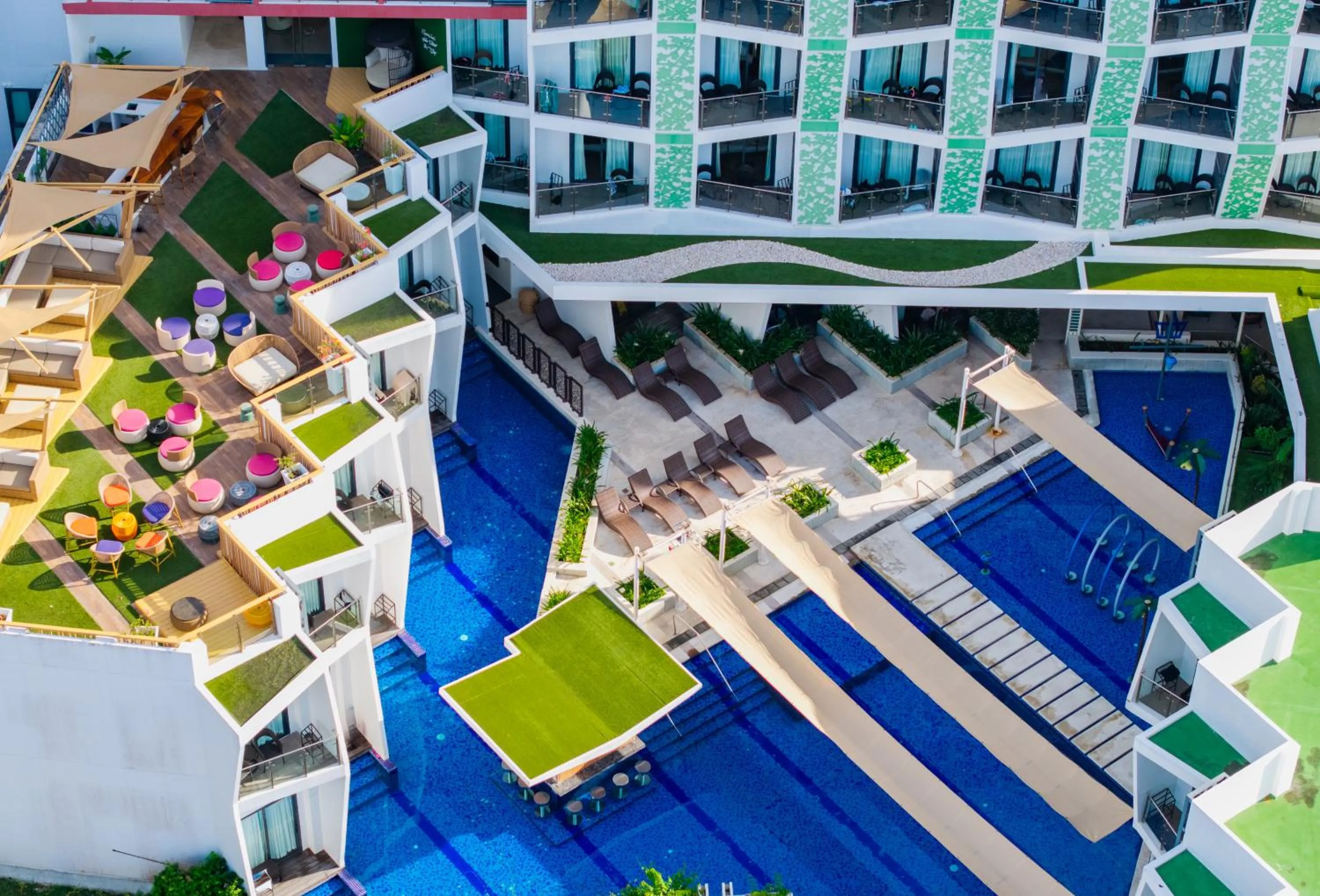 Swimming pool in Best Western Plus The Ivywall Resort-Panglao