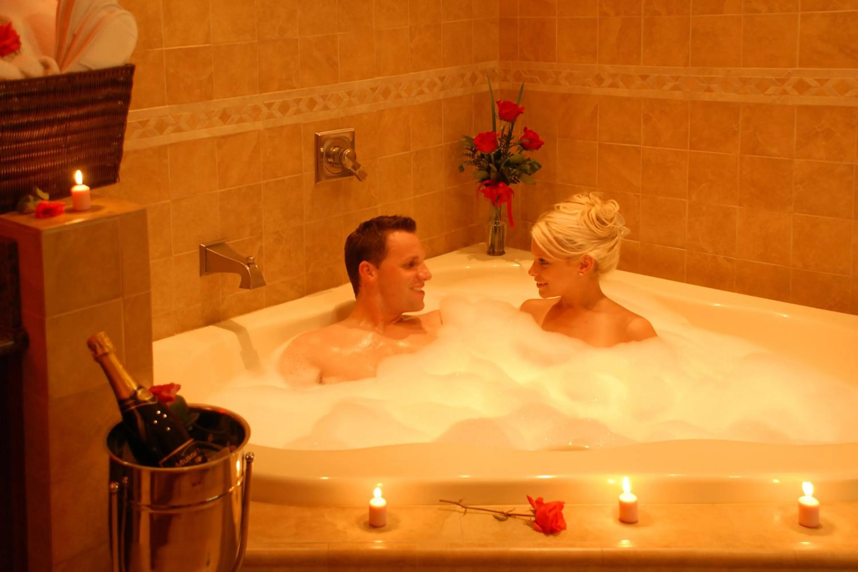 Hot Tub in Hotel Iris - Mission Valley-San Diego Zoo-SeaWorld