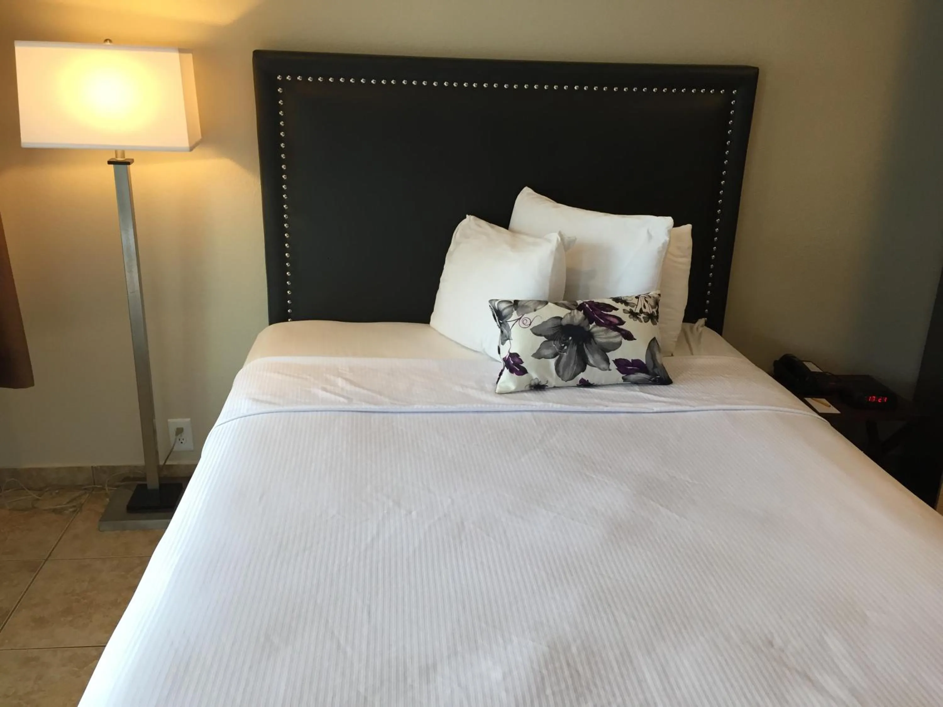 Bed in Hotel Iris - Mission Valley-San Diego Zoo-SeaWorld