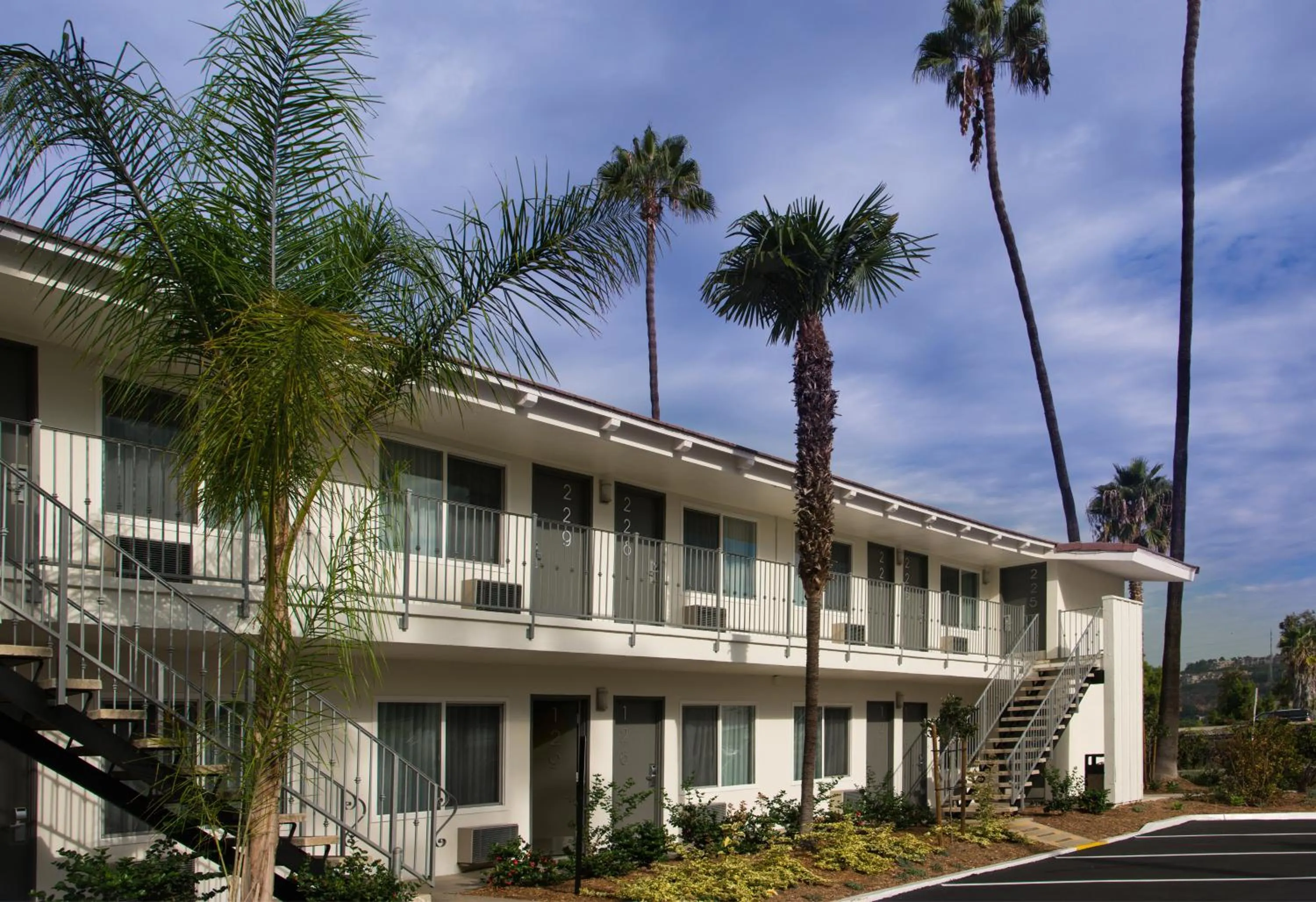 Property building in Hotel Iris - Mission Valley-San Diego Zoo-SeaWorld
