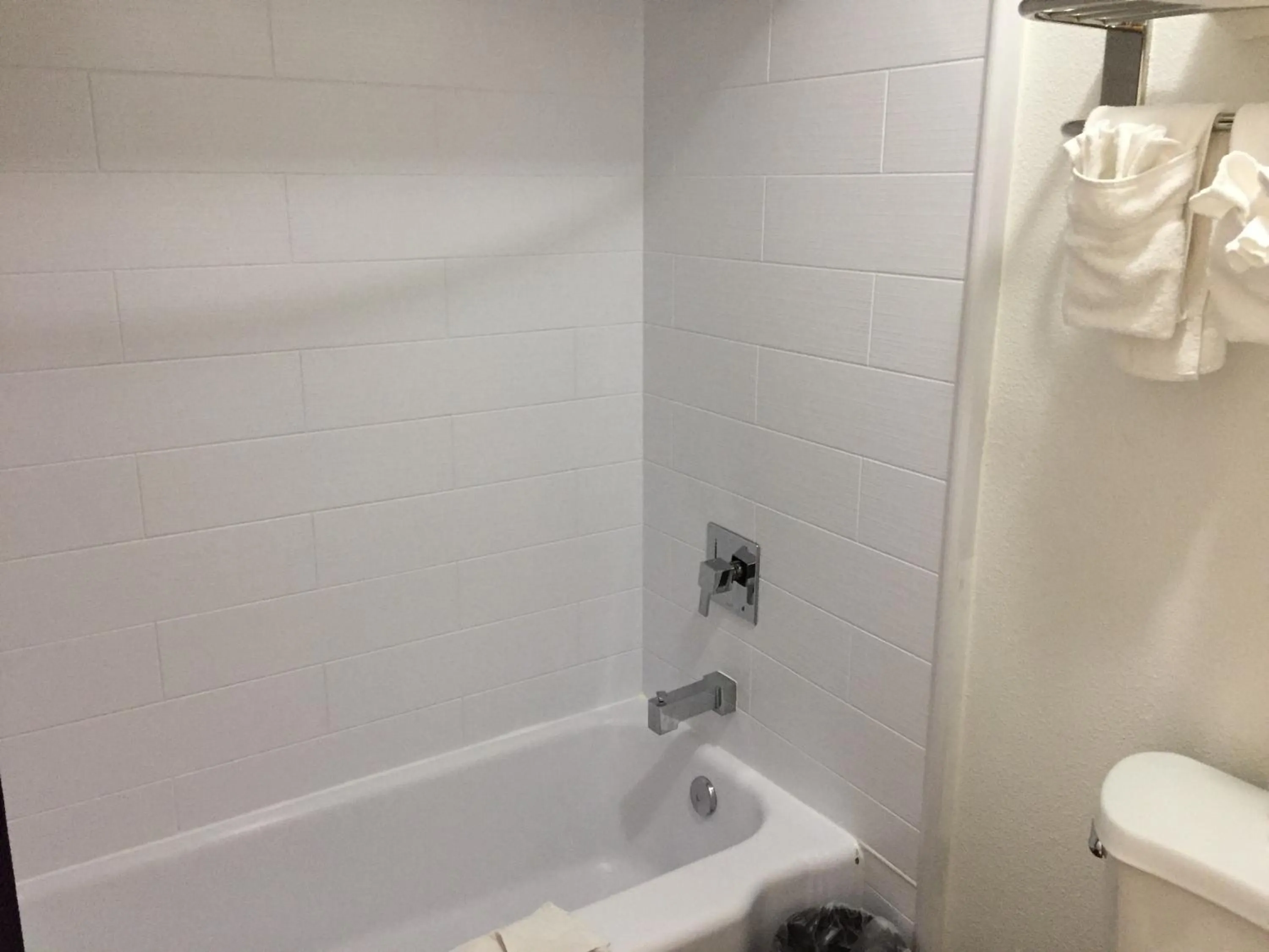 Bathroom in Hotel Iris - Mission Valley-San Diego Zoo-SeaWorld