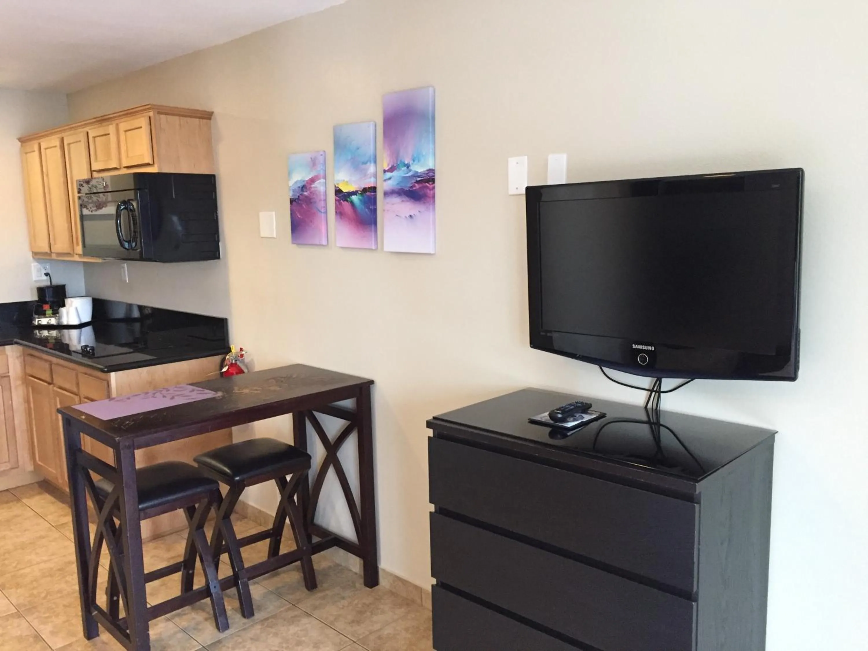 Photo of the whole room in Hotel Iris - Mission Valley-San Diego Zoo-SeaWorld