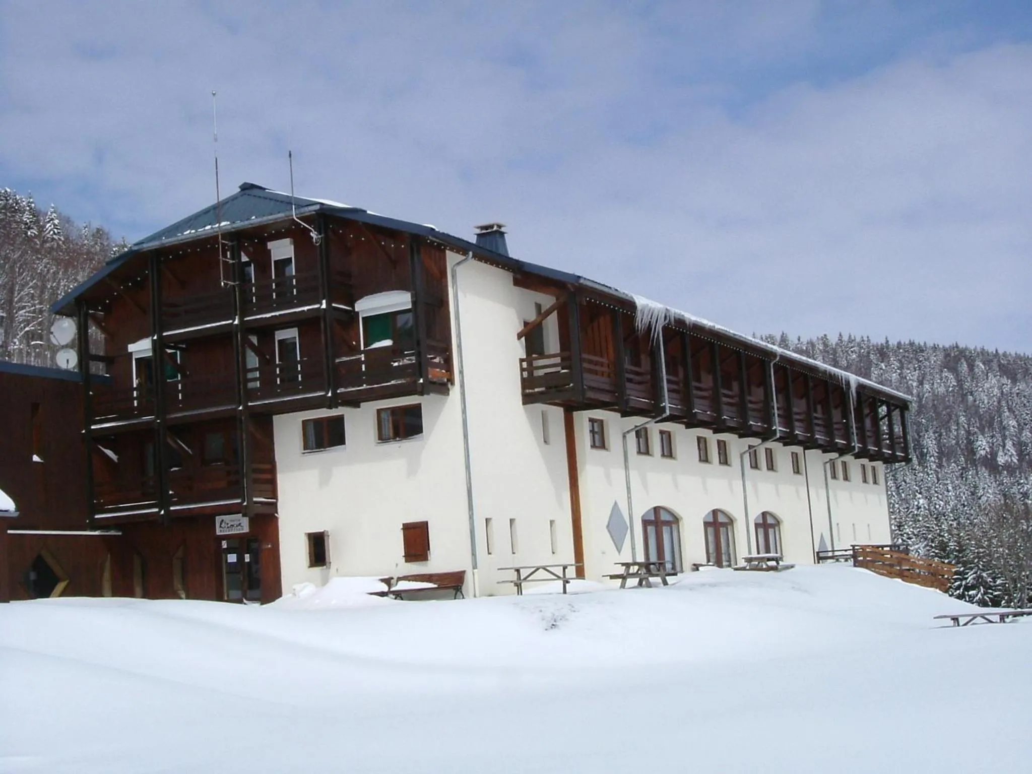 Facade/entrance in Hôtel Club Le Risoux