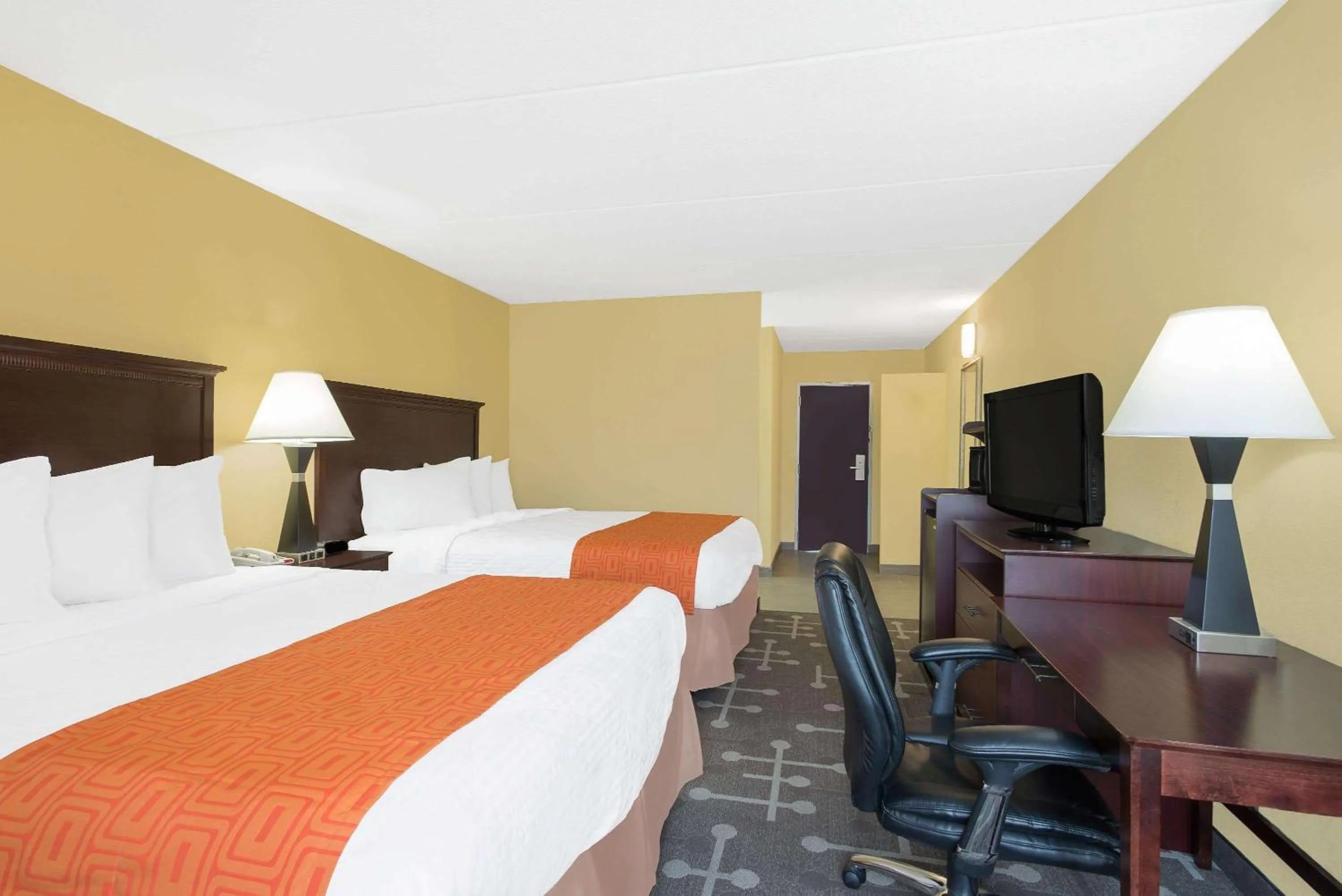 Photo of the whole room, Bed in Howard Johnson by Wyndham Saugerties