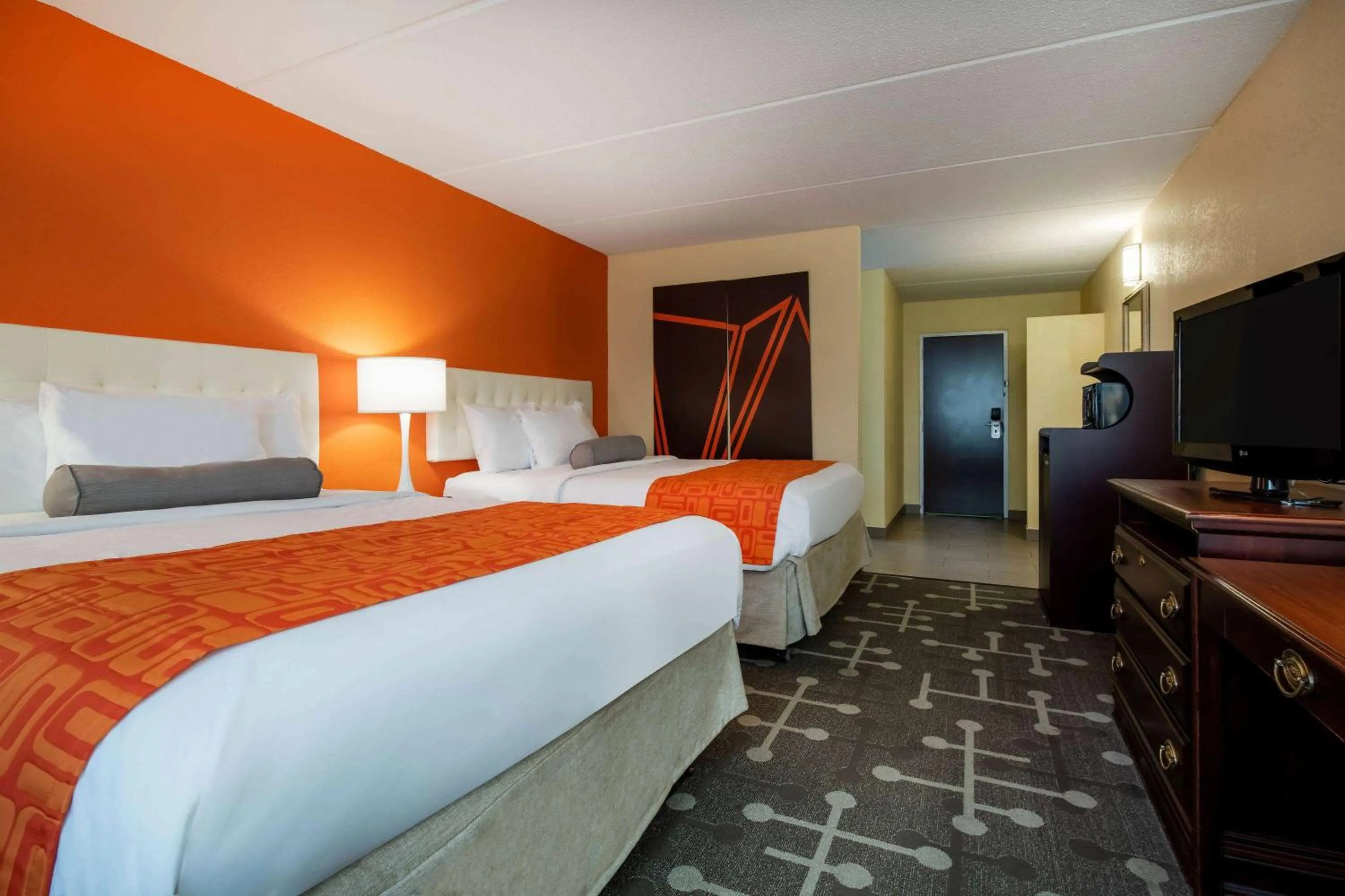 Photo of the whole room, Bed in Howard Johnson by Wyndham Saugerties