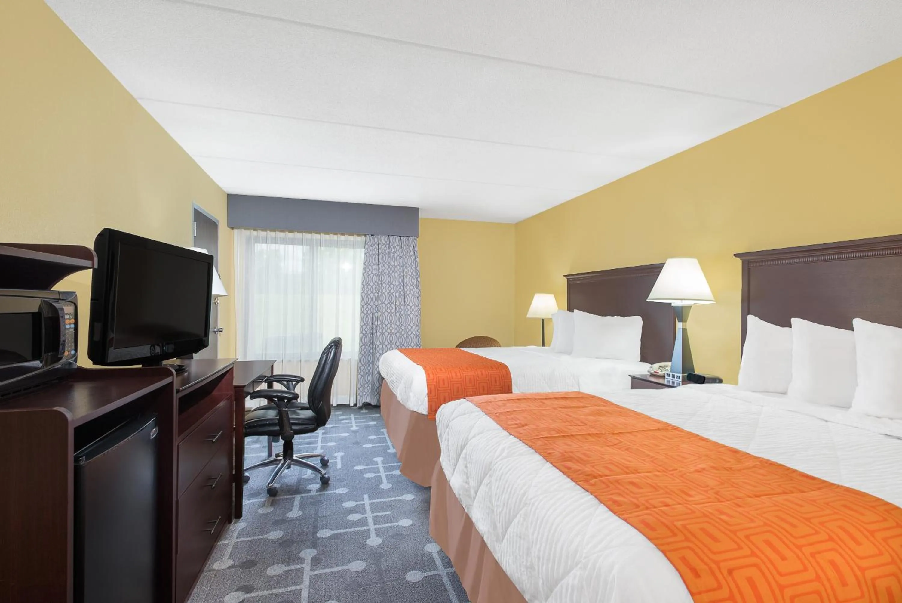 Communal lounge/ TV room, Bed in Howard Johnson by Wyndham Saugerties