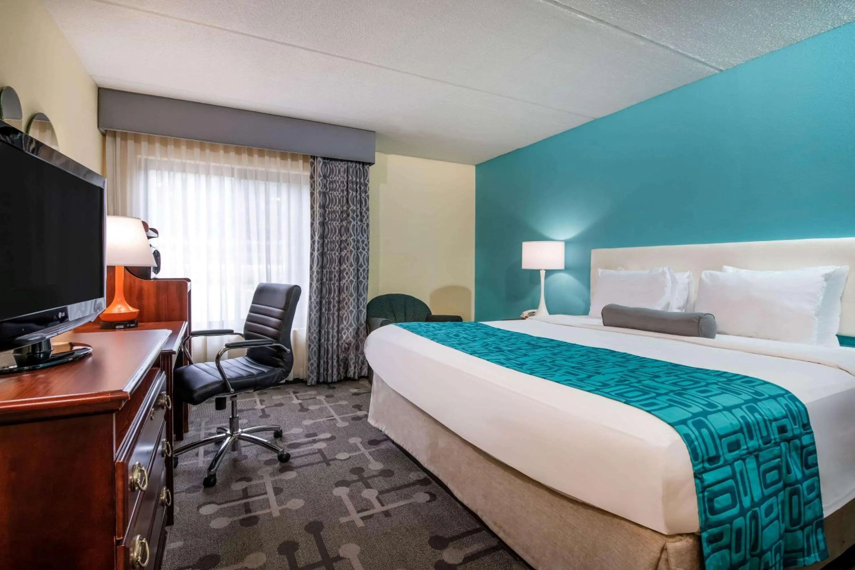 Photo of the whole room, Bed in Howard Johnson by Wyndham Saugerties