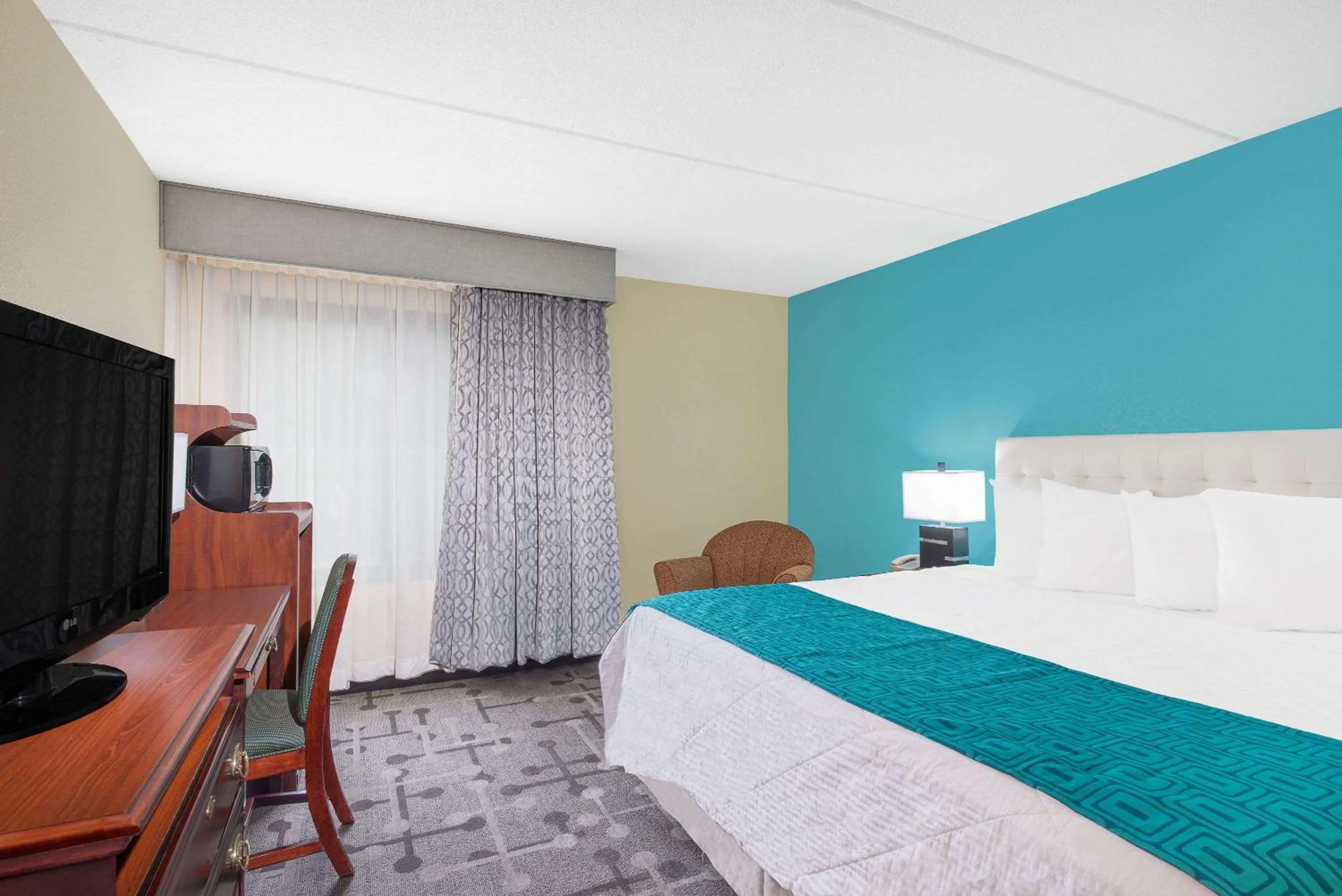 Photo of the whole room, Bed in Howard Johnson by Wyndham Saugerties