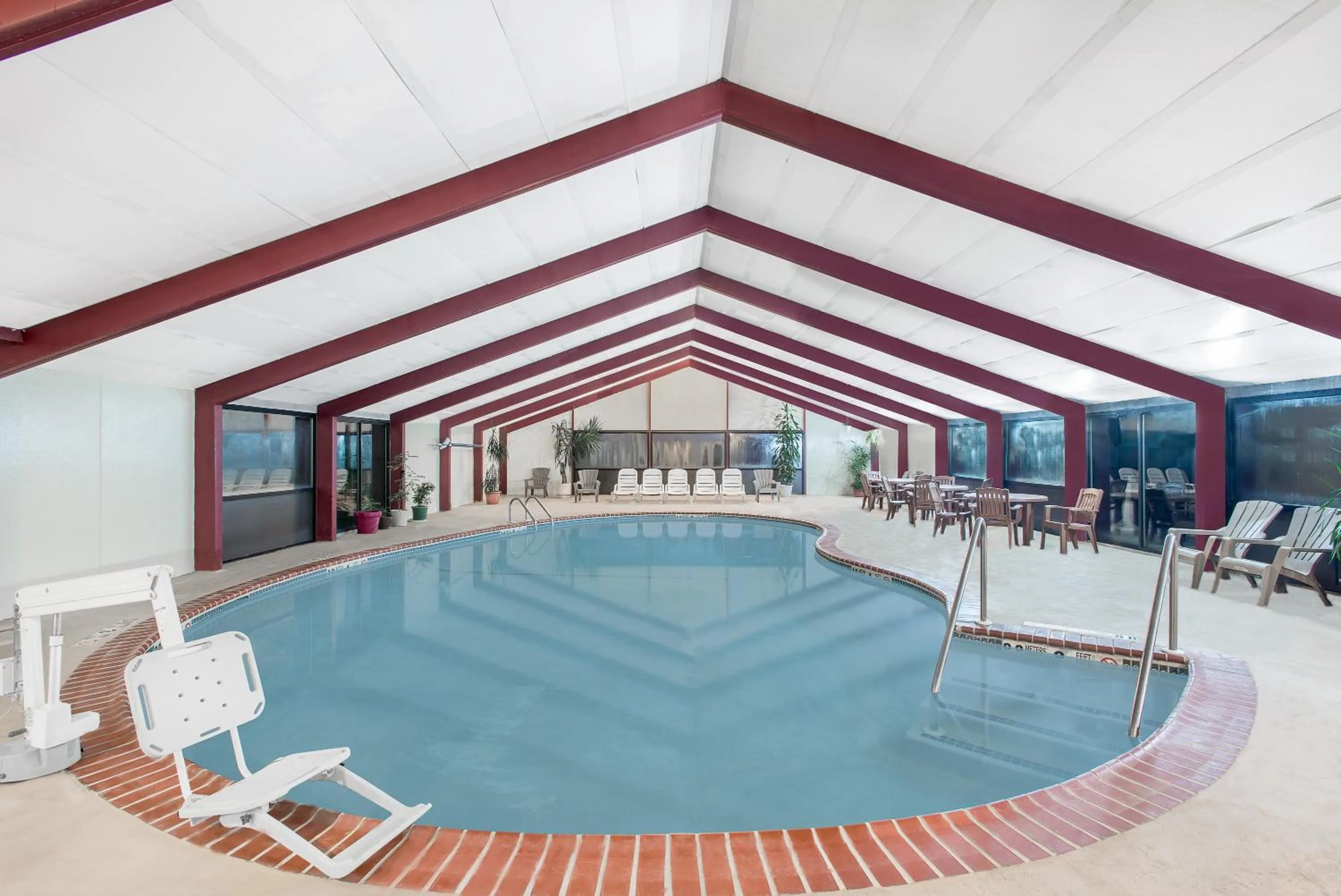 Swimming pool in Howard Johnson by Wyndham Saugerties