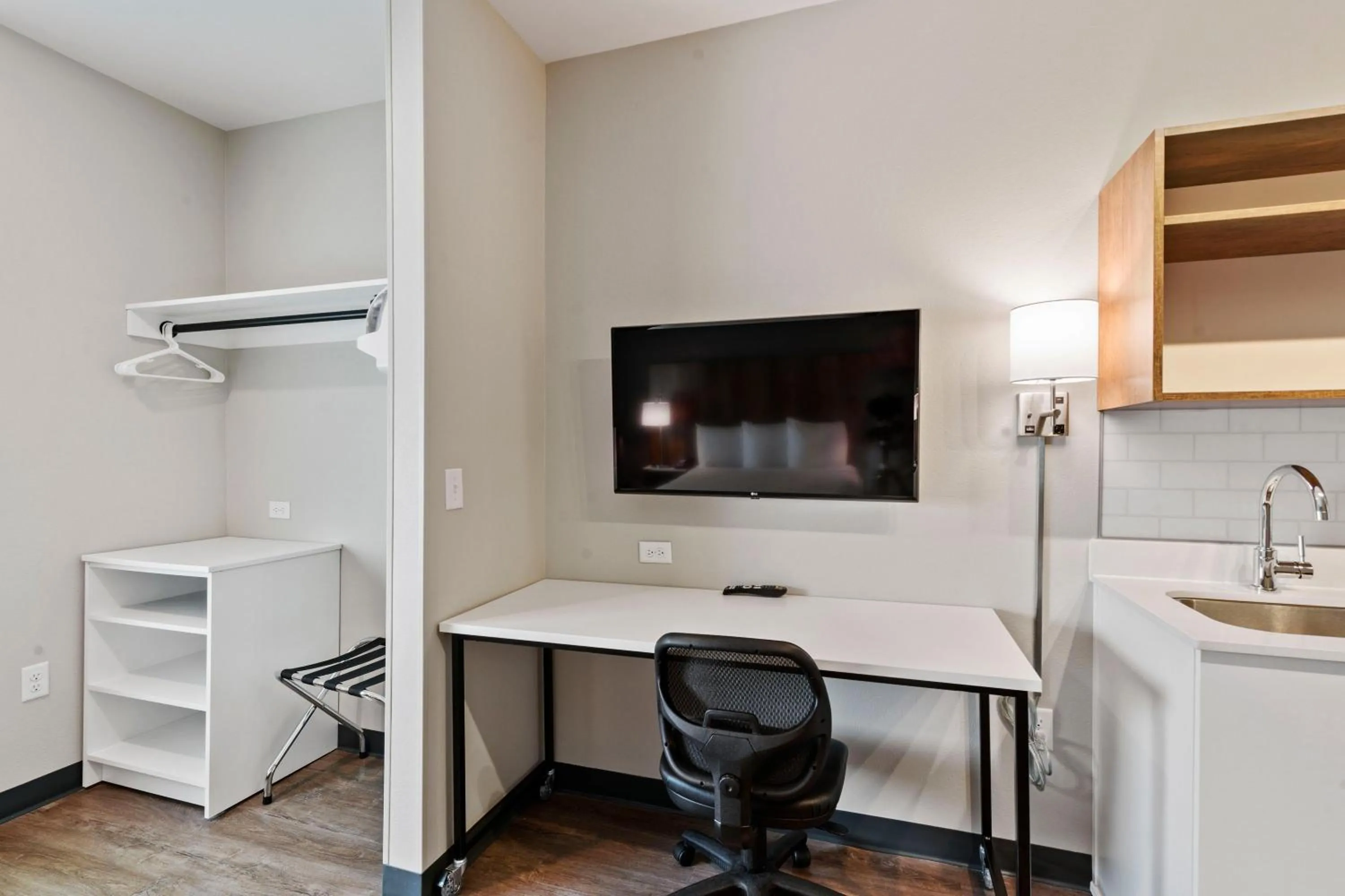 TV and multimedia in Extended Stay America Premier Suites - Savannah - Pooler