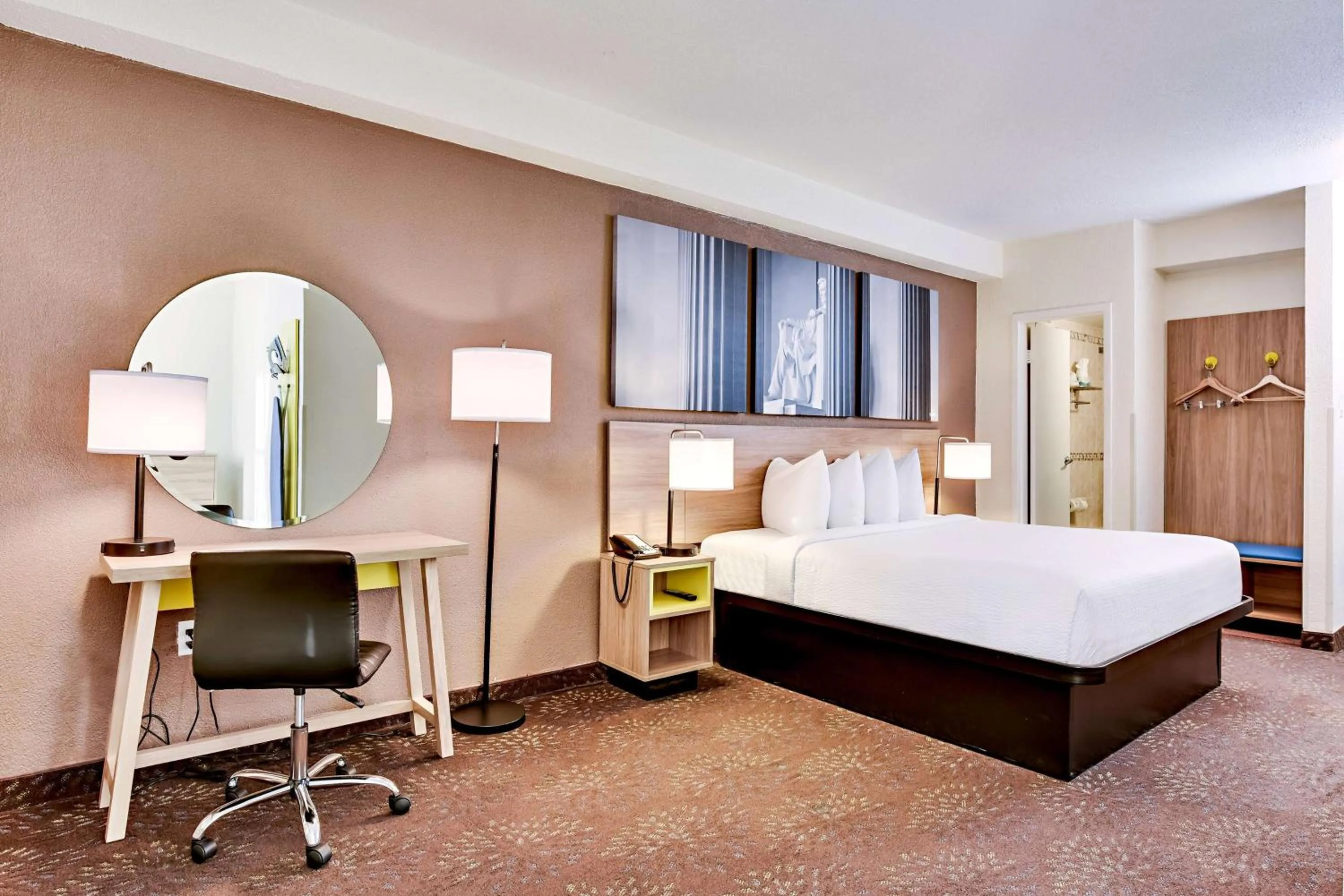 Photo of the whole room, Bed in Days Inn by Wyndham Washington DC/Connecticut Avenue