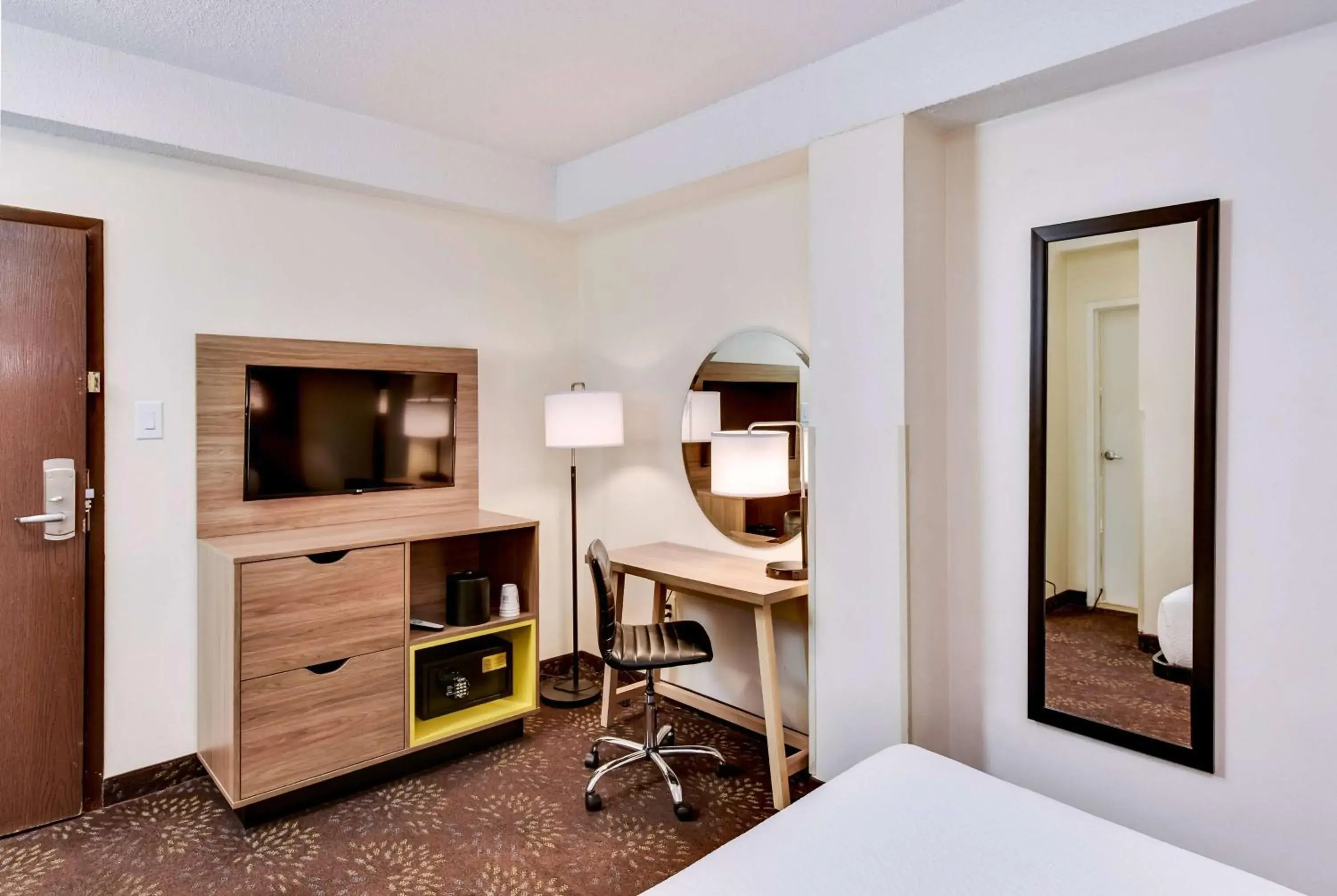 Queen Room - Non-Smoking in Days Inn by Wyndham Washington DC/Connecticut Avenue Queen Room - Non-Smoking in Days Inn by Wyndham Washington DC/Connecticut Avenue