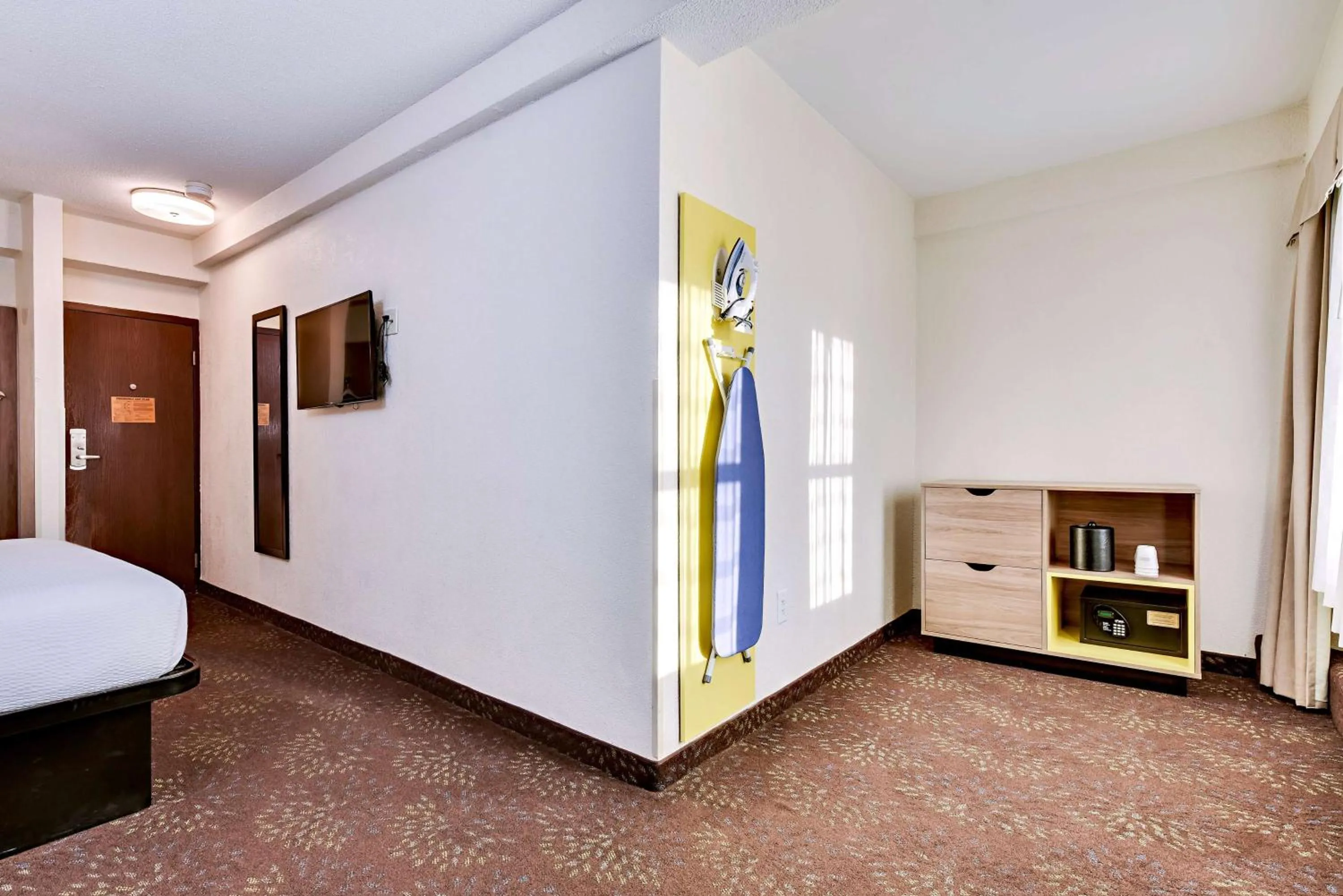 Photo of the whole room, Bed in Days Inn by Wyndham Washington DC/Connecticut Avenue