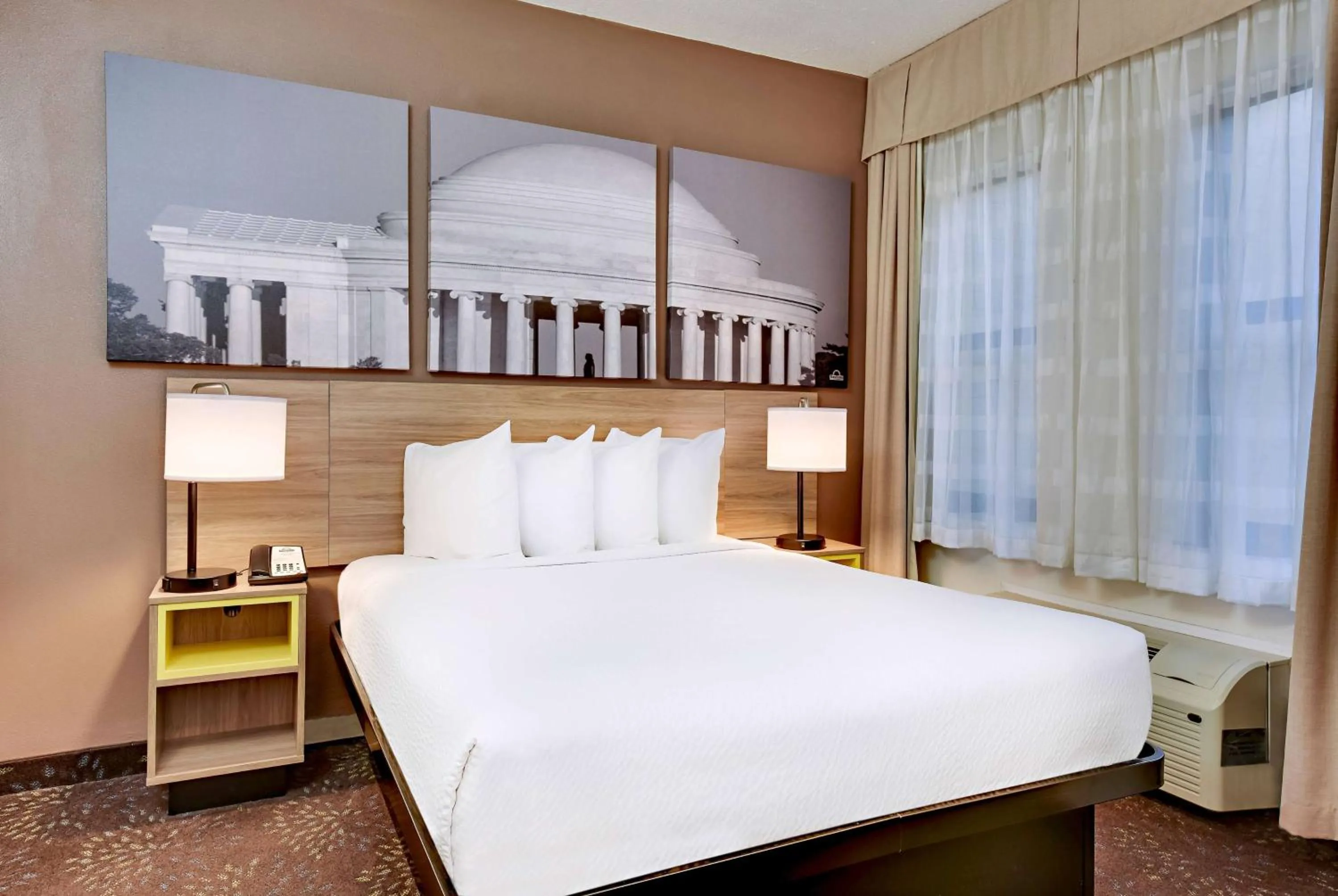 Photo of the whole room, Bed in Days Inn by Wyndham Washington DC/Connecticut Avenue