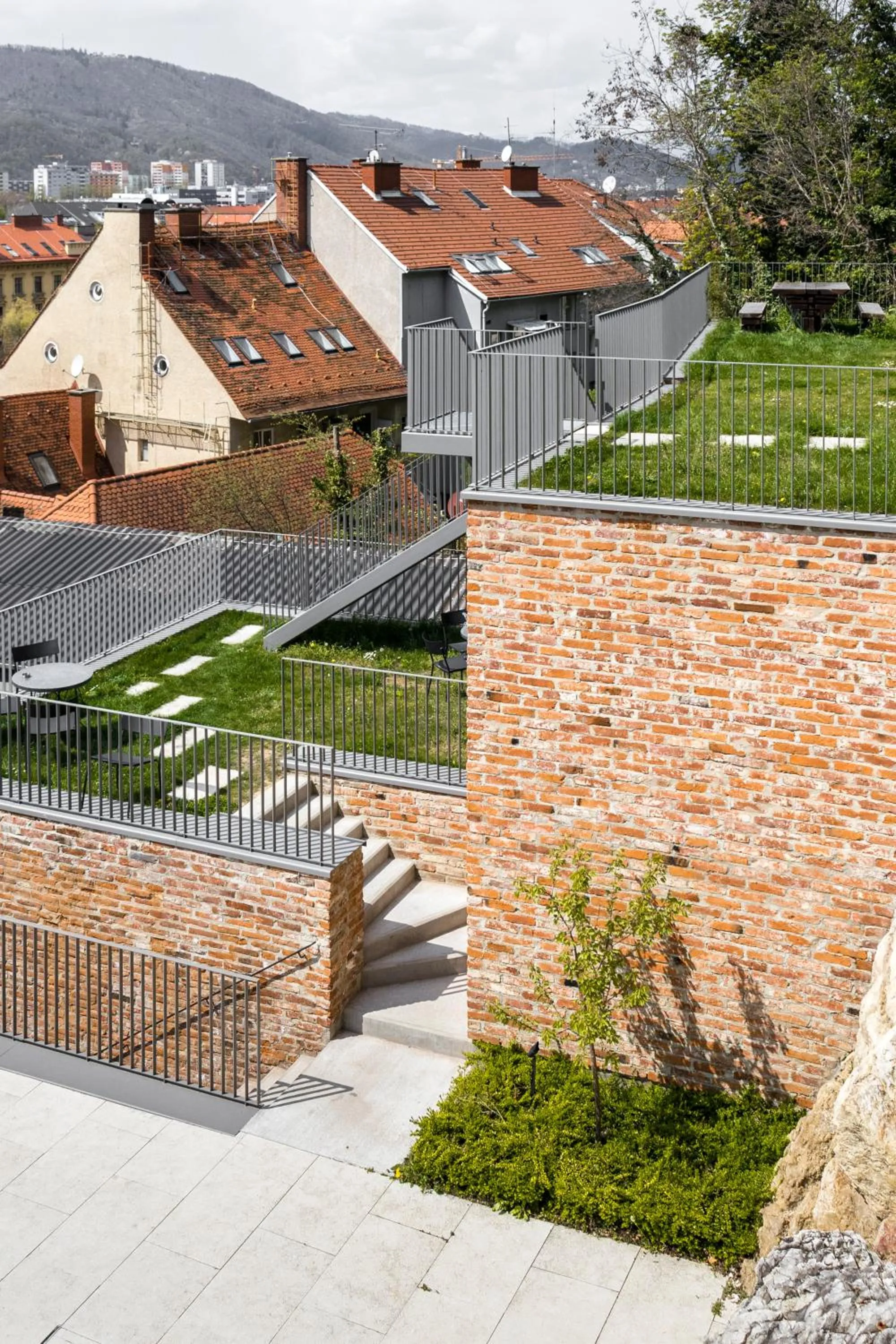 Property building in Kai 36 - Hotel zwischen Fels und Fluss