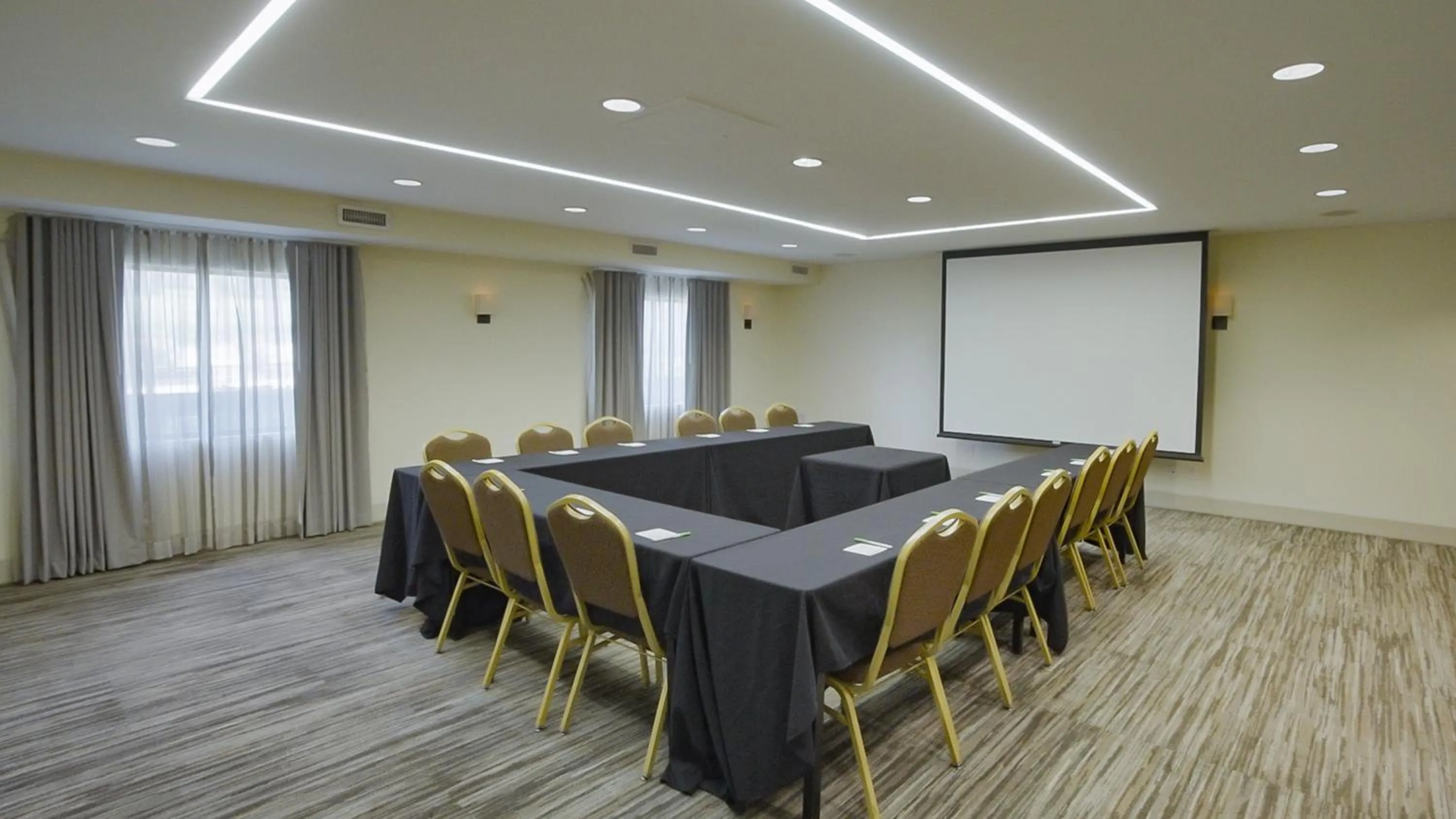 Meeting/conference room in Holiday Inn Irving Las Colinas by IHG
