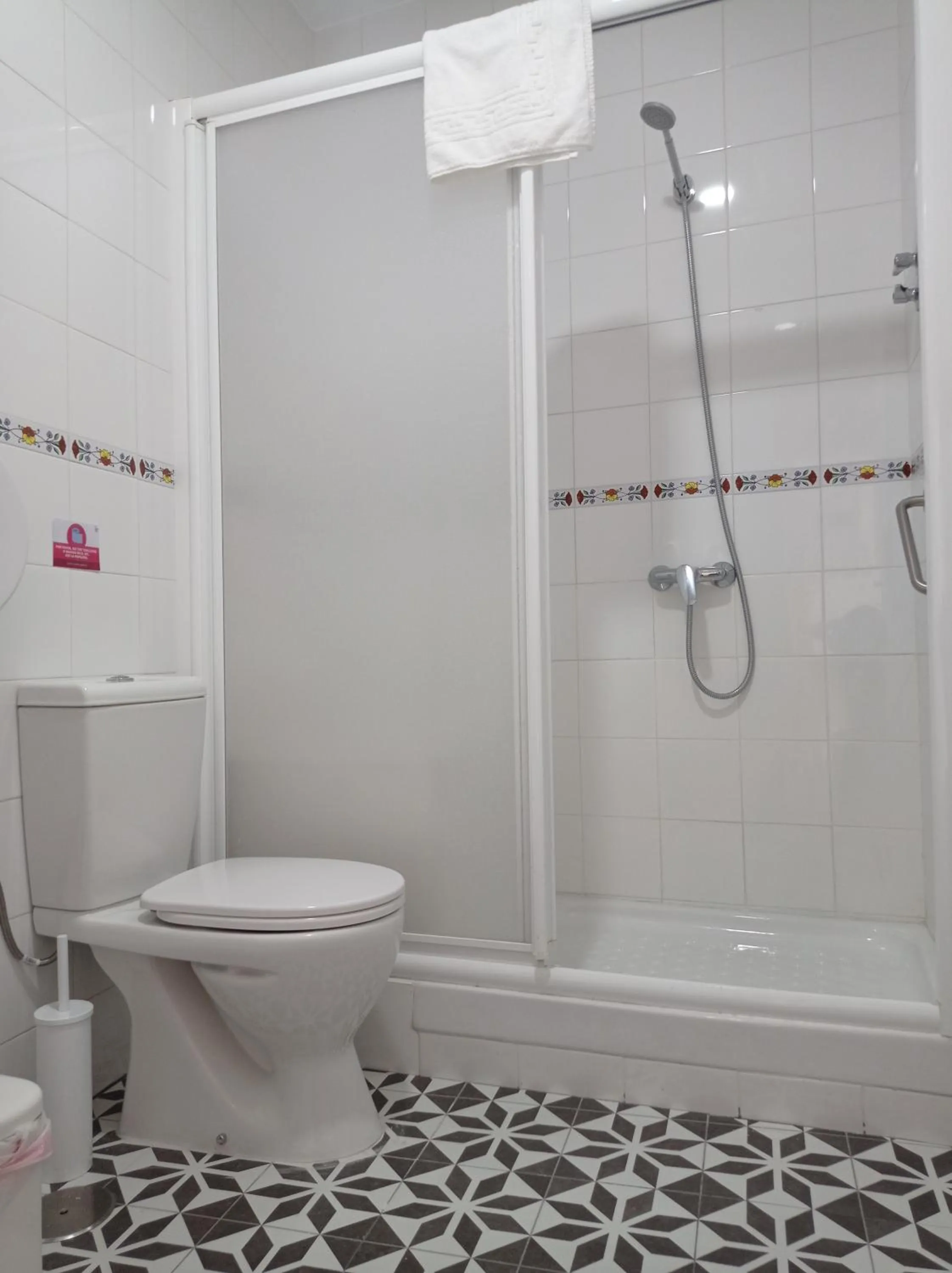 Bathroom in Planeta Cadiz Hostel