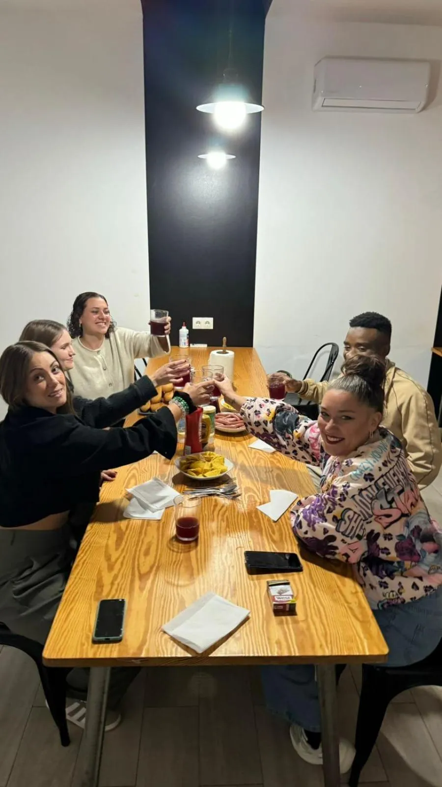 Dining area in Planeta Cadiz Hostel