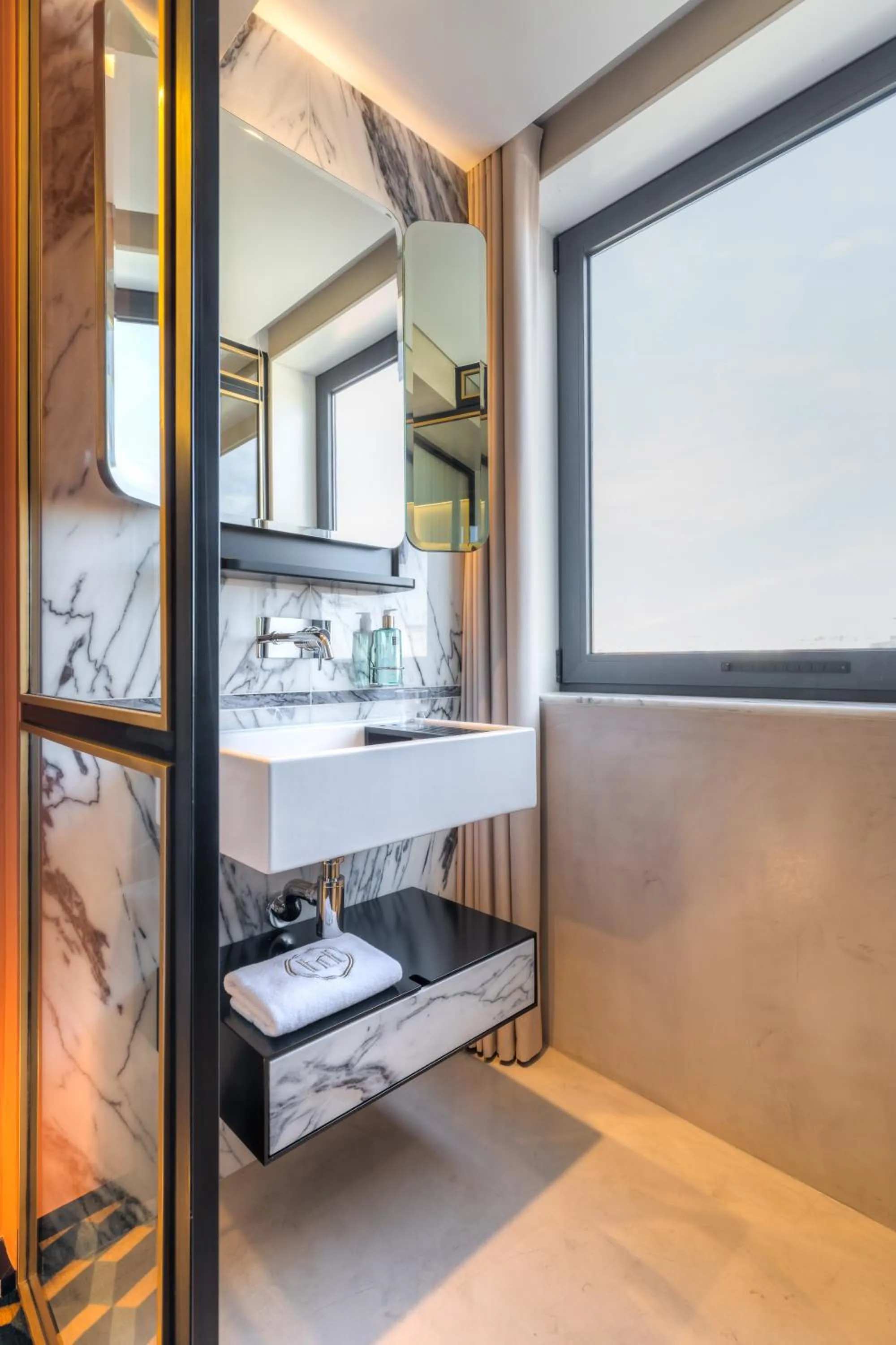 Bathroom, Bed in The Convo Porto Hotel & Apartment