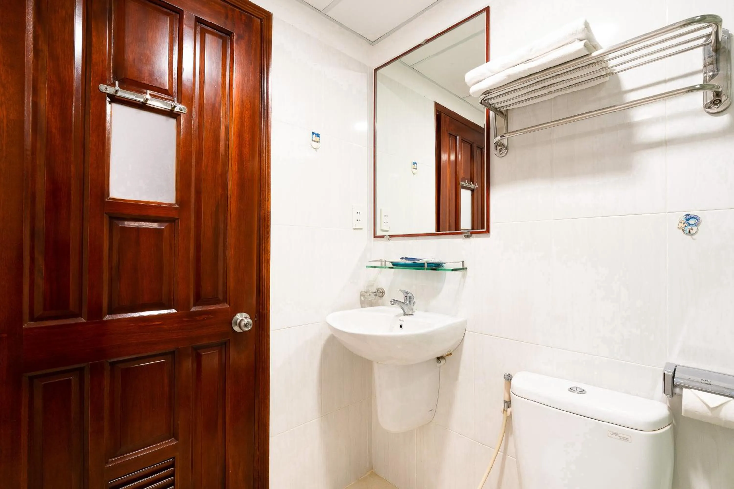 Shower in Hoang Hoang Hotel (Bloom 3)