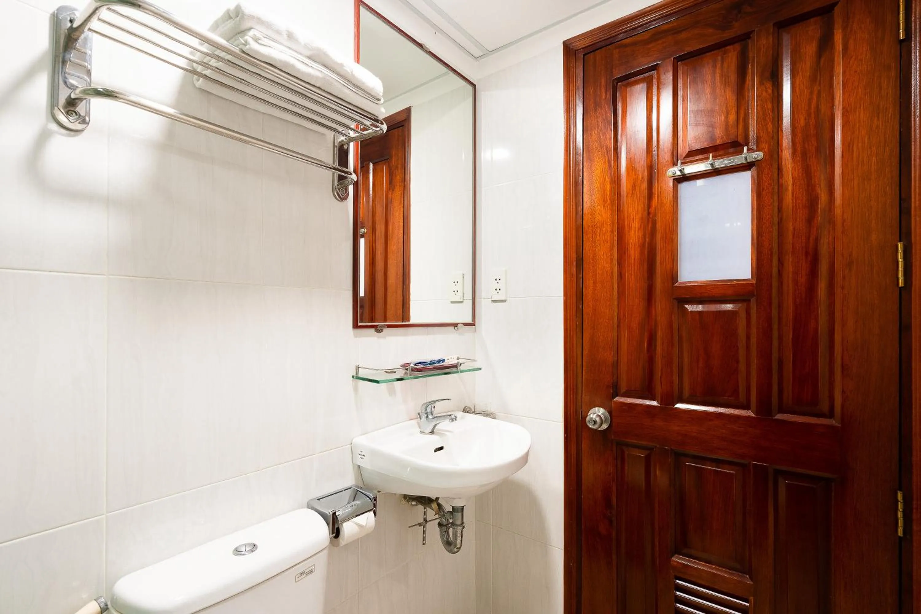 Shower in Hoang Hoang Hotel (Bloom 3)