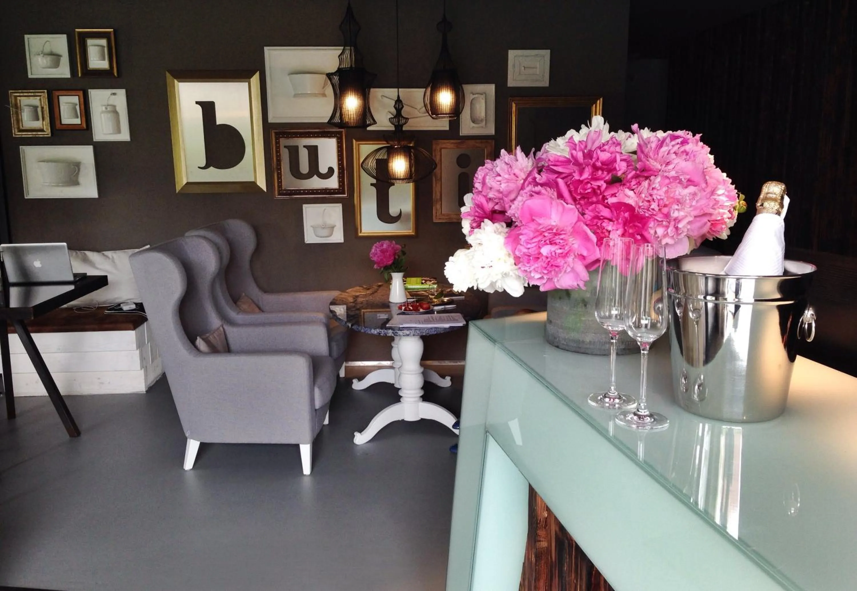 Communal lounge/ TV room in Butik Design Rooms